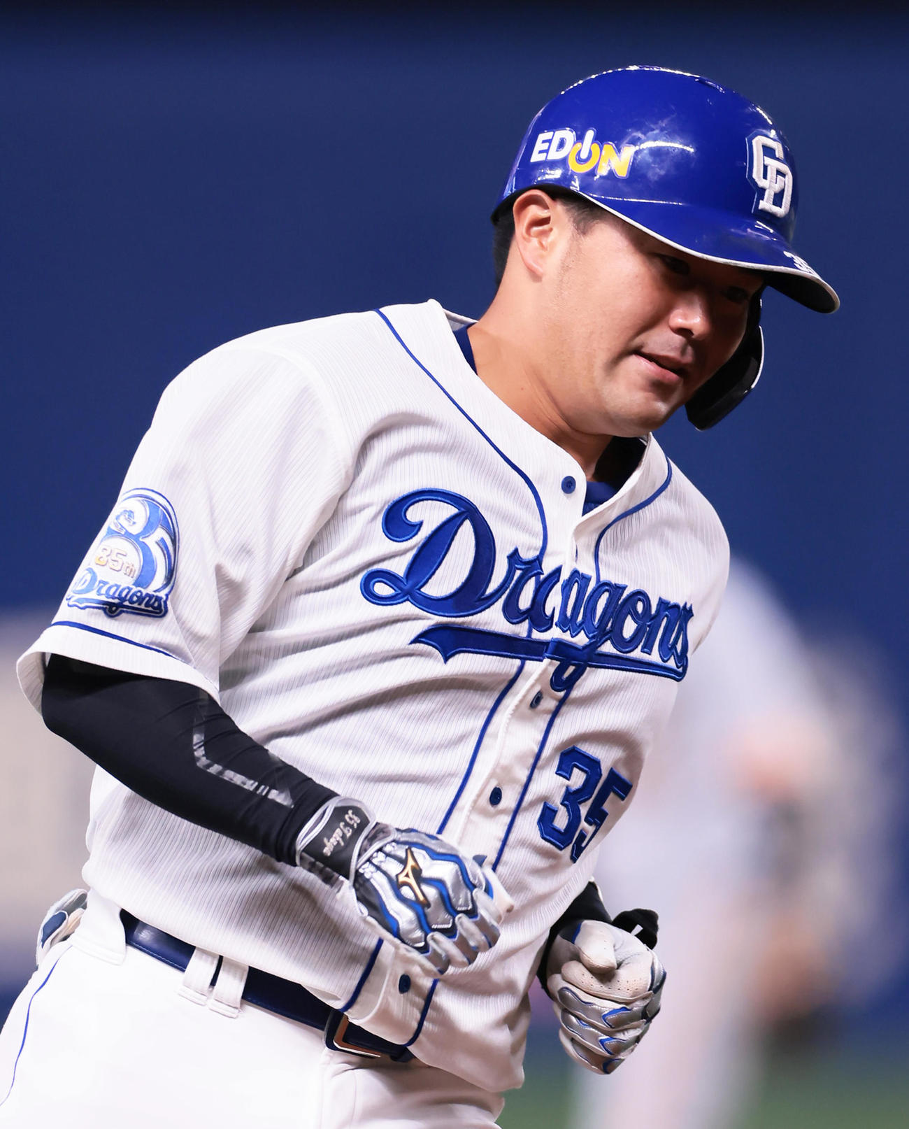 中日対巨人　2回裏中日2死一塁、木下は左越え2点本塁打を放ちダイヤモンドを1周する（撮影・足立雅史）