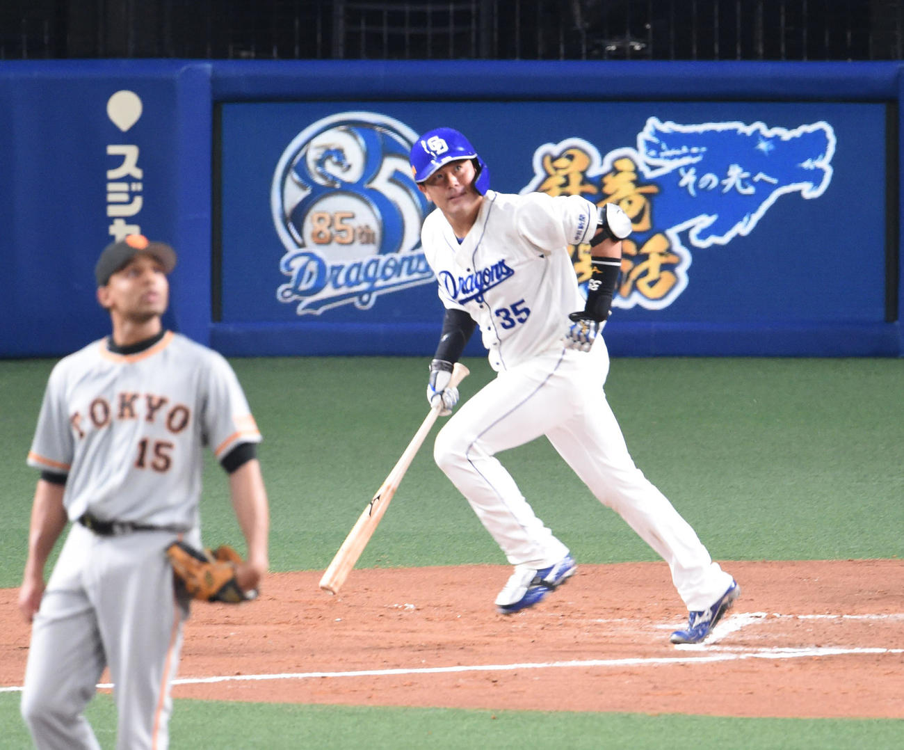 中日対巨人　2回裏中日2死一塁、左越え2点本塁打を放った木下拓哉（撮影・森本幸一）