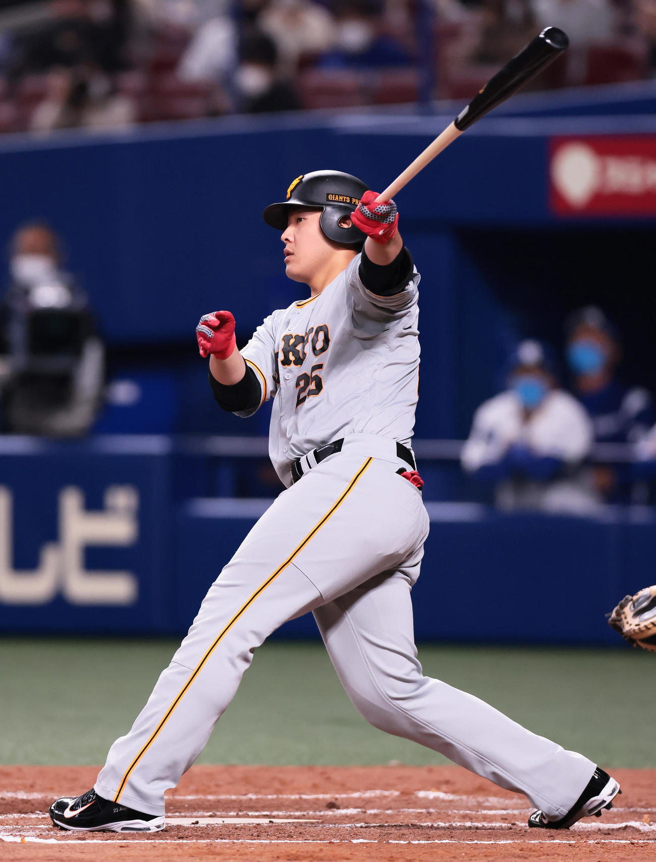 中日対巨人　4回表巨人1死、左越え二塁打を放つ岡本和（撮影・足立雅史）