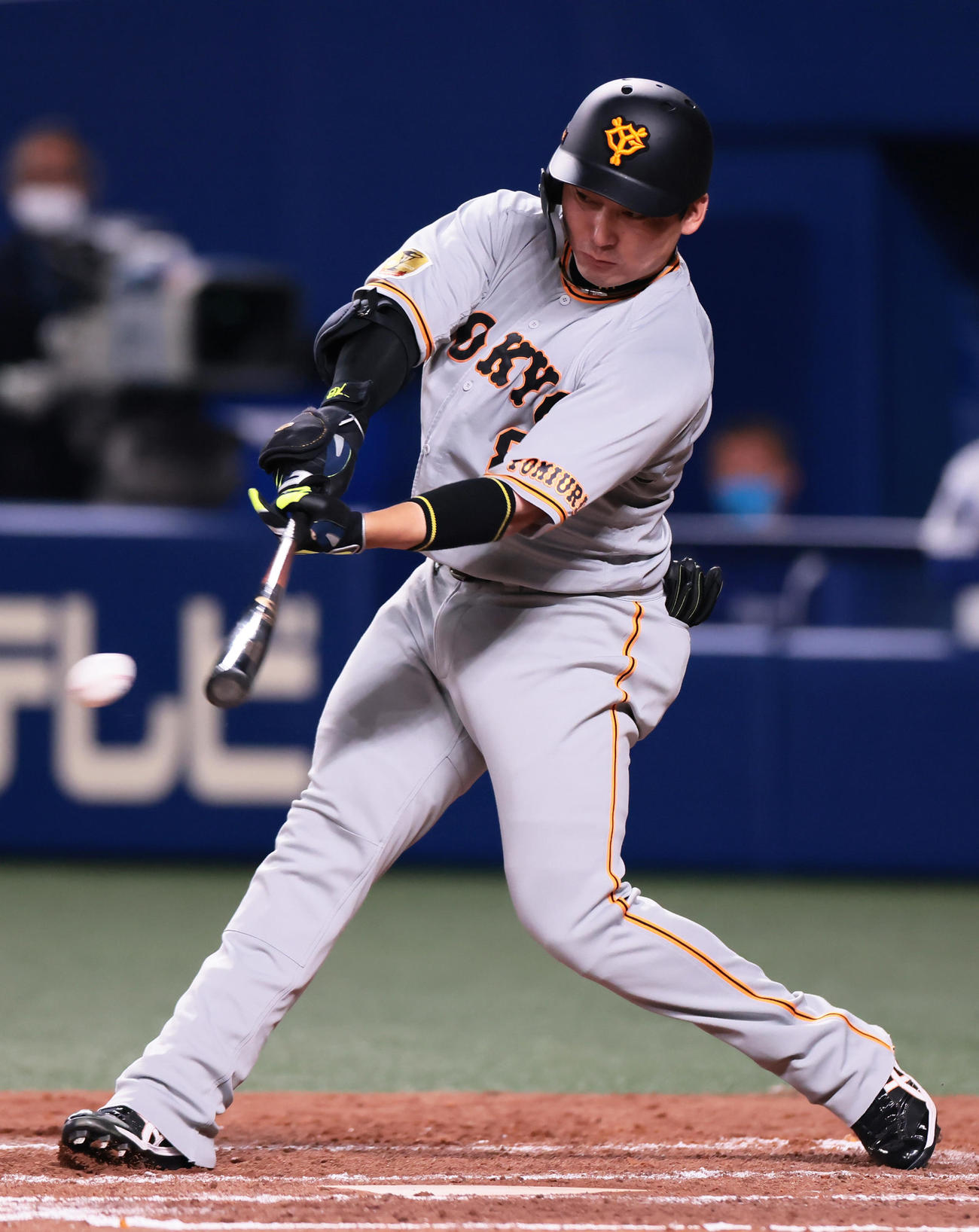 中日対巨人　4回表巨人1死二塁、右前適時打を放つ丸（撮影・足立雅史）