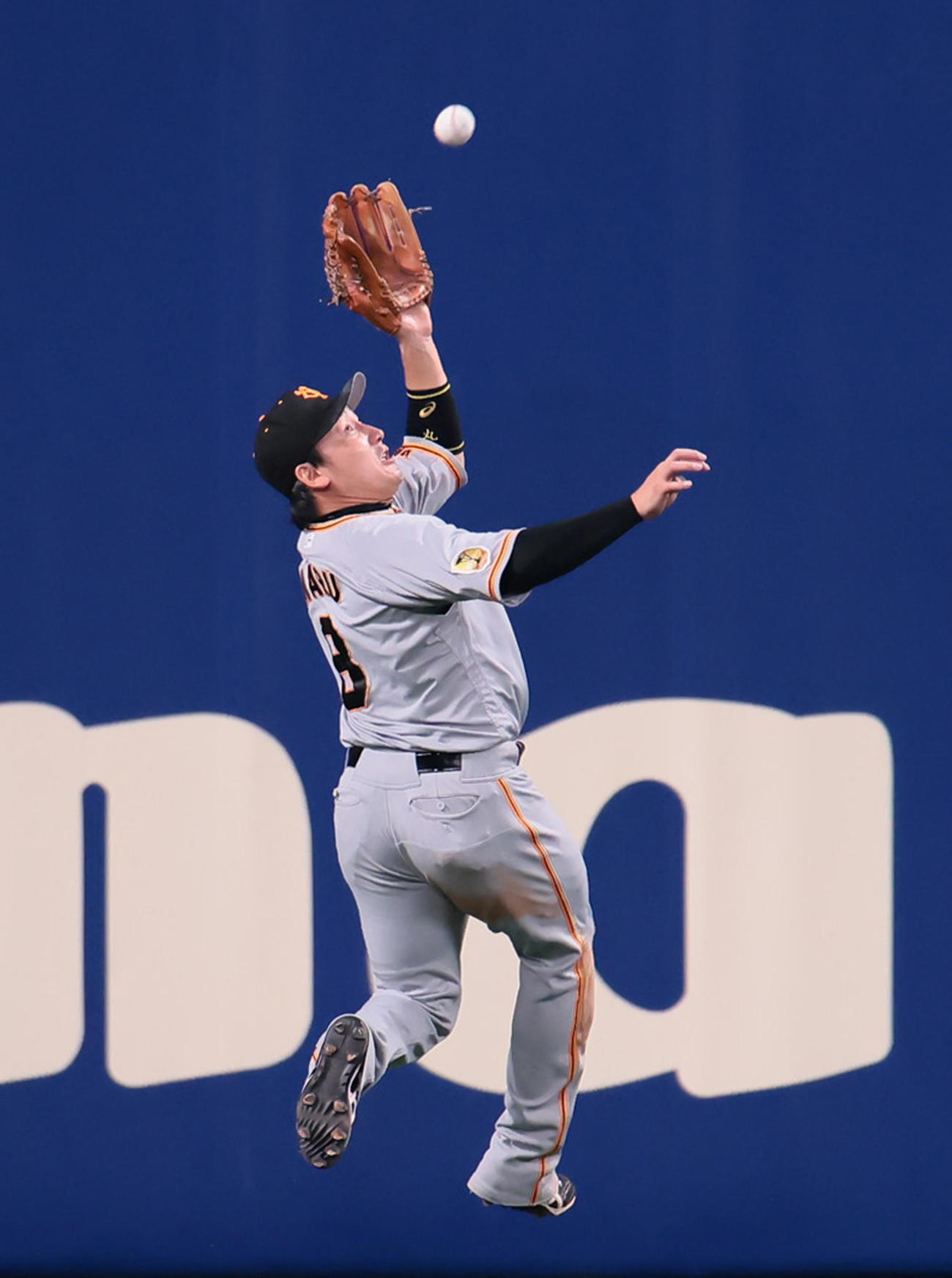 中日対巨人　5回裏中日無死、代打井領の打球を好捕する中堅手丸（撮影・足立雅史）