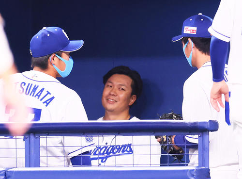 中日対巨人　5回を1失点で終えた中日大野雄（中央）はベンチに戻り笑顔（撮影・足立雅史）