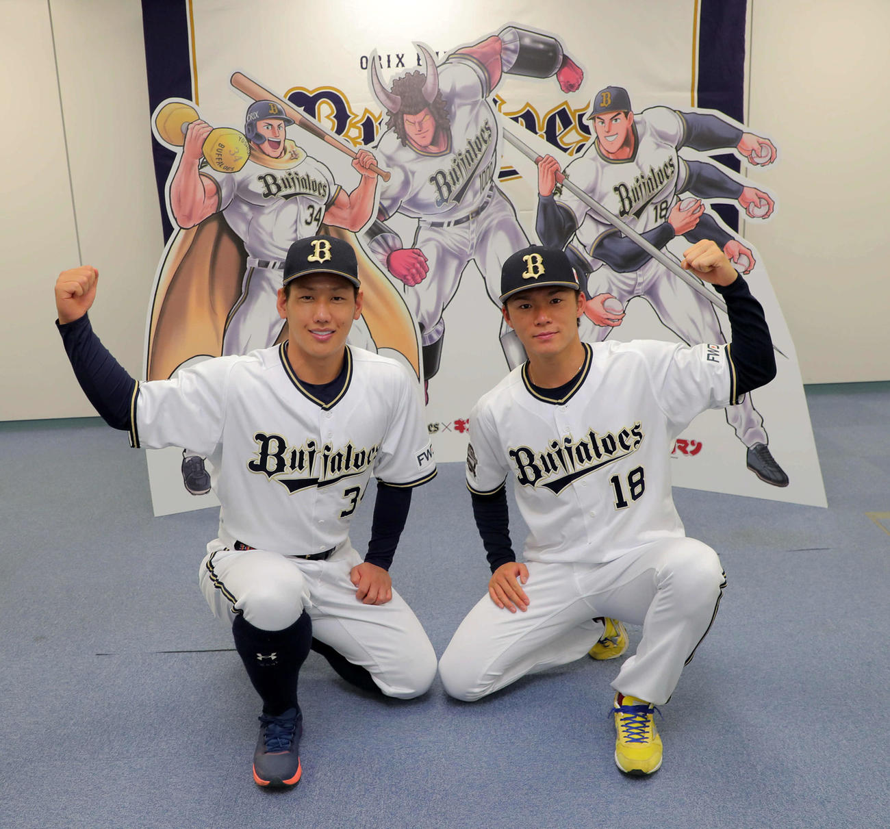 バッファローマンのオリックス入団を、超人化した自らと共に歓迎する吉田正（左）と山本