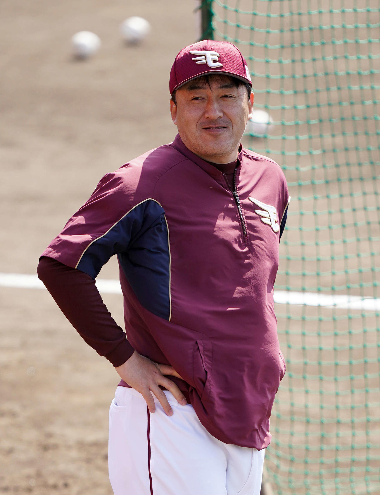 楽天対オリックス　試合前練習を見つめる楽天石井GM兼監督（撮影・江口和貴）