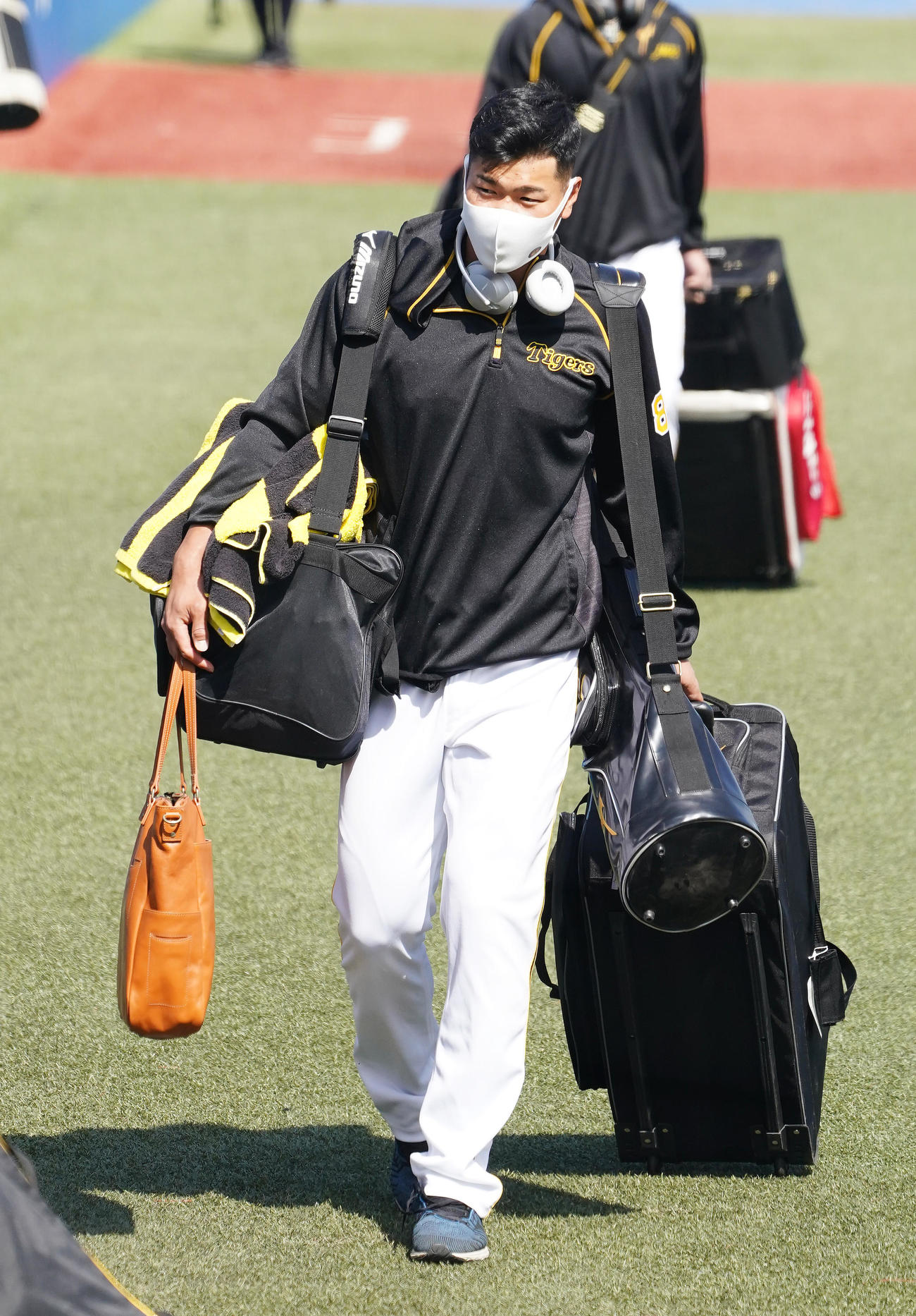 神宮球場に到着し、クラブハウスに向かう阪神佐藤（撮影・菅敏）