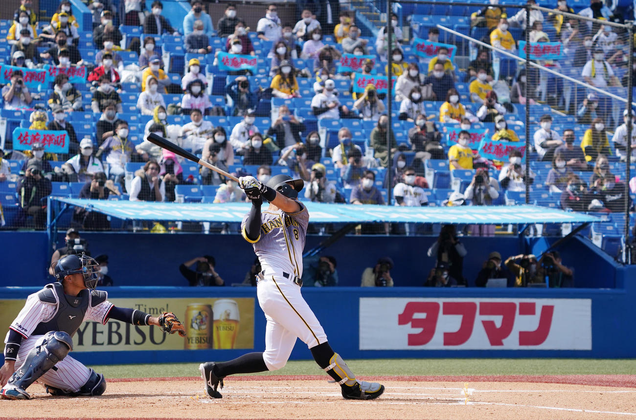 ヤクルト対阪神　2回表阪神無死一、三塁、中飛に倒れる佐藤輝（撮影・菅敏）