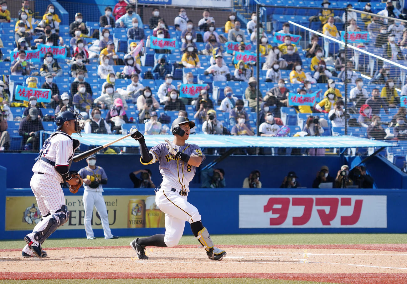 ヤクルト対阪神　3回表阪神1死一、二塁、空振りの三振に倒れる佐藤輝（撮影・菅敏）