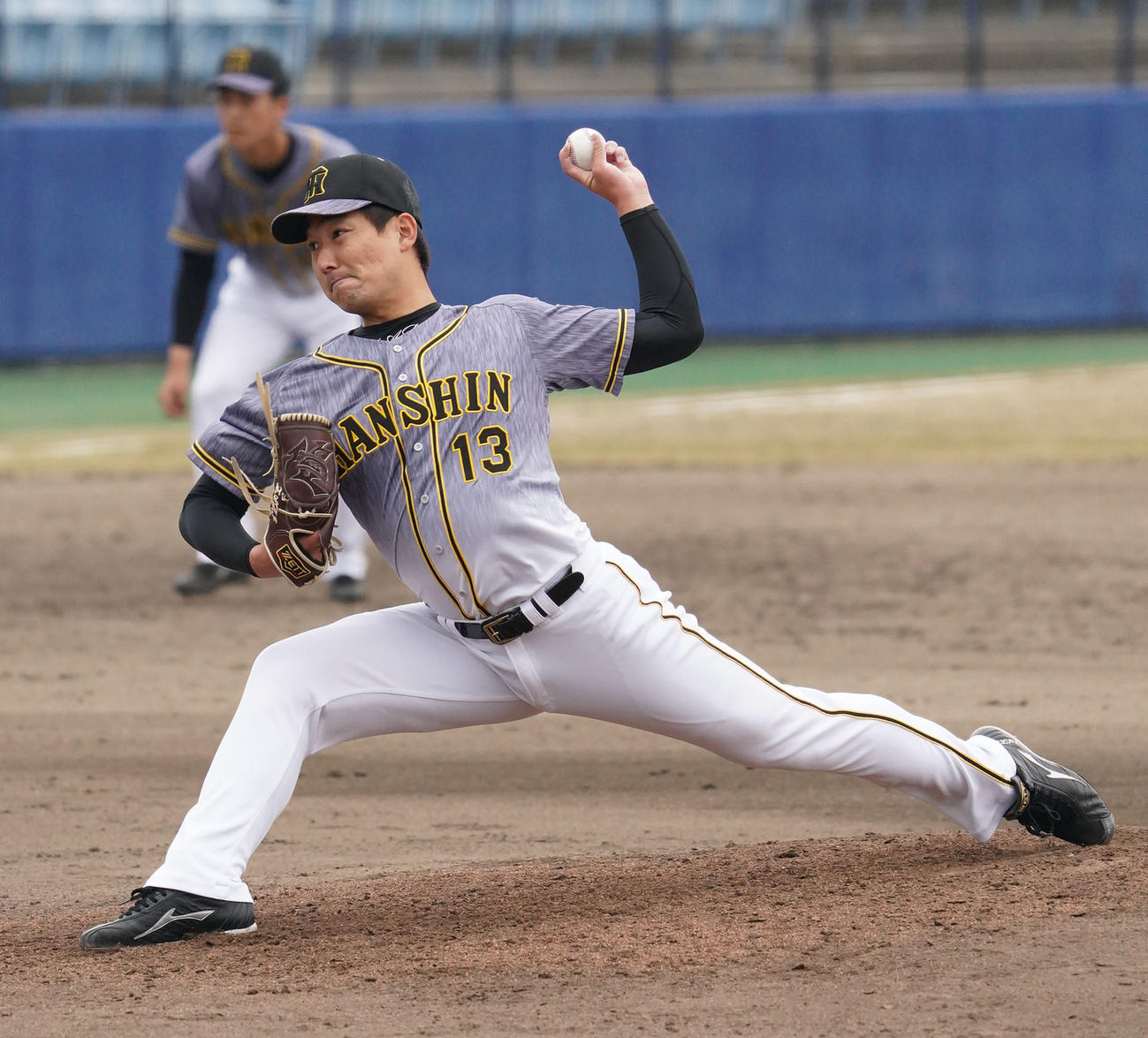教育リーグ中日対阪神　5回裏、阪神3番手で登板する岩崎（撮影・森本幸一）