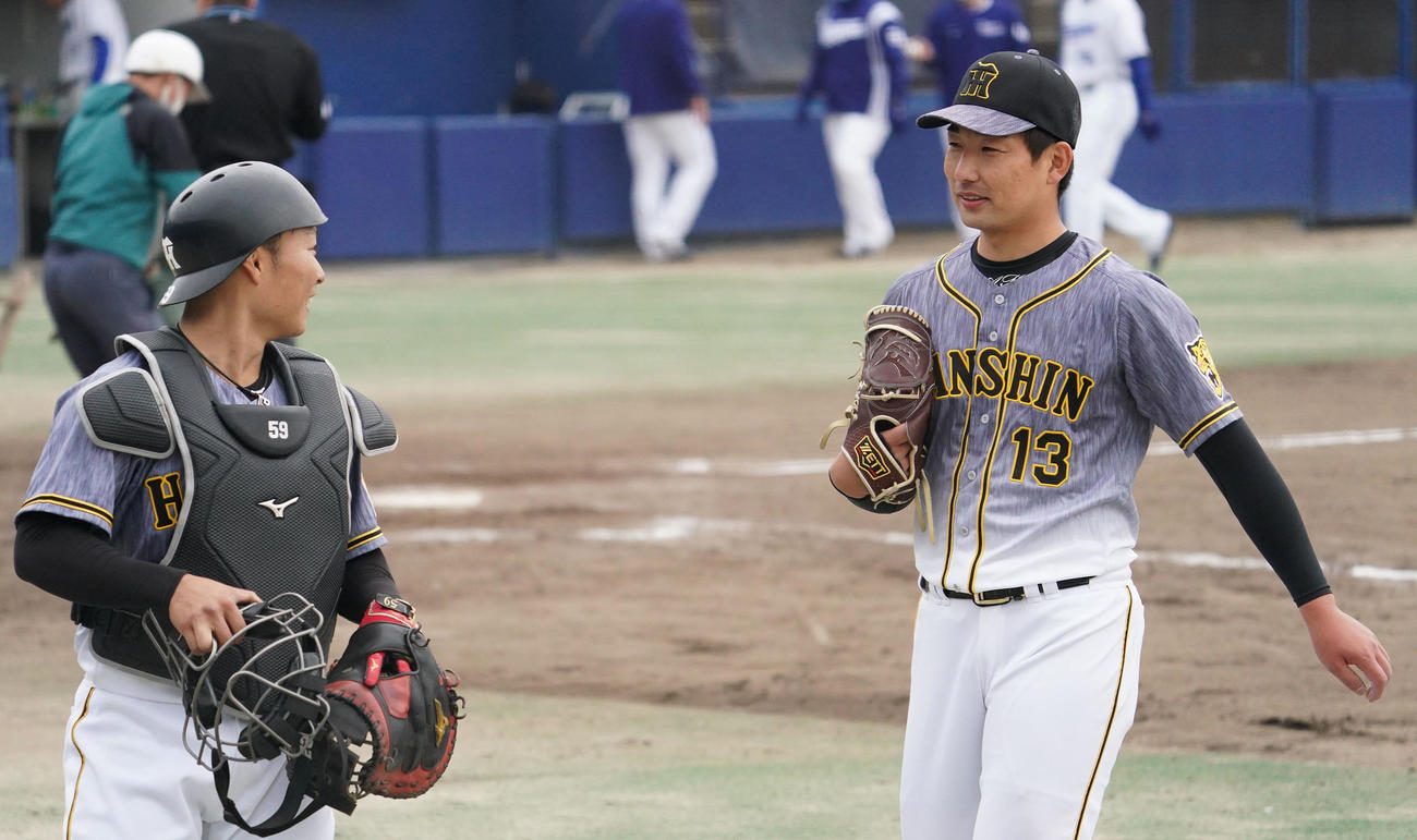 教育リーグ中日対阪神　5回裏中日攻撃終了、ベンチに戻る阪神3番手で登板した岩崎優（撮影・森本幸一）