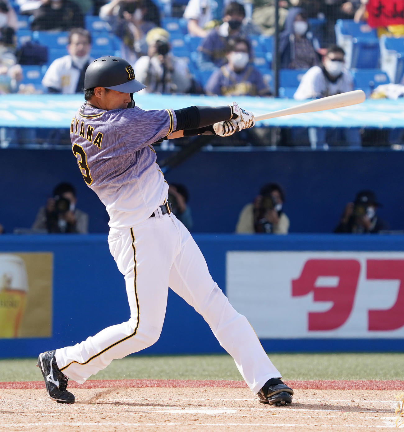 ヤクルト対阪神　3回表阪神無死一、二塁、左前に適時打を放つ大山（撮影・菅敏）