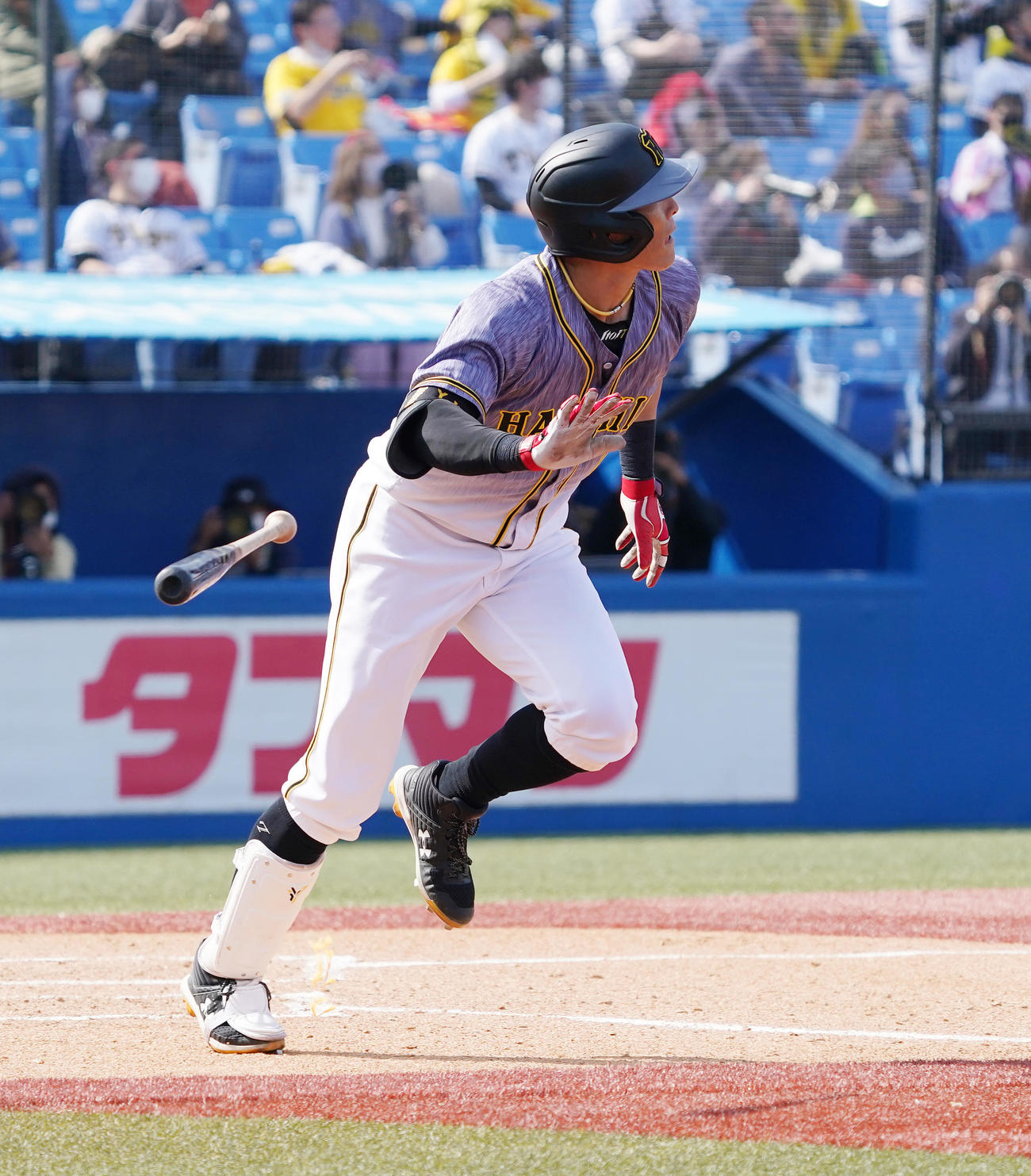 ヤクルト対阪神　3回表阪神2死一、二塁、左へ2点適時二塁打を放つ糸井（撮影・菅敏）