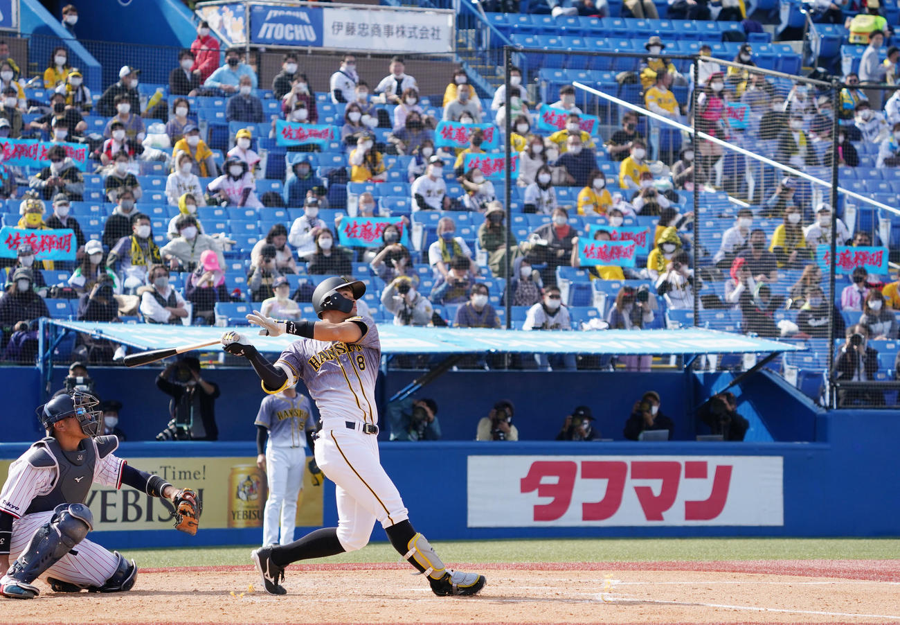 ヤクルト対阪神　4回表阪神2死一塁、右越えに5号2点本塁打を放つ佐藤輝（撮影・菅敏）
