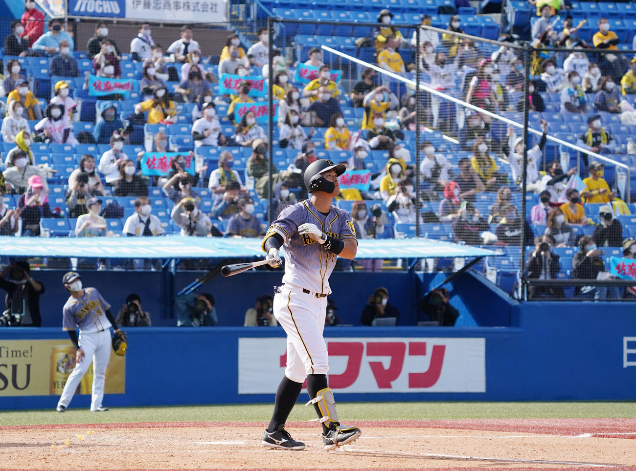 ヤクルト対阪神　4回表阪神2死一塁、右越えに5号2点本塁打を放つ佐藤輝（撮影・菅敏）