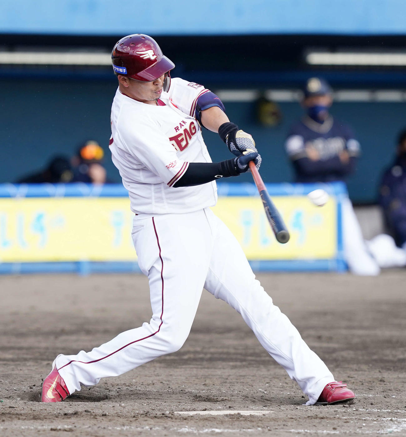 楽天対オリックス　4回裏楽天1死、左中間にソロ本塁打を放つ浅村（撮影・江口和貴）