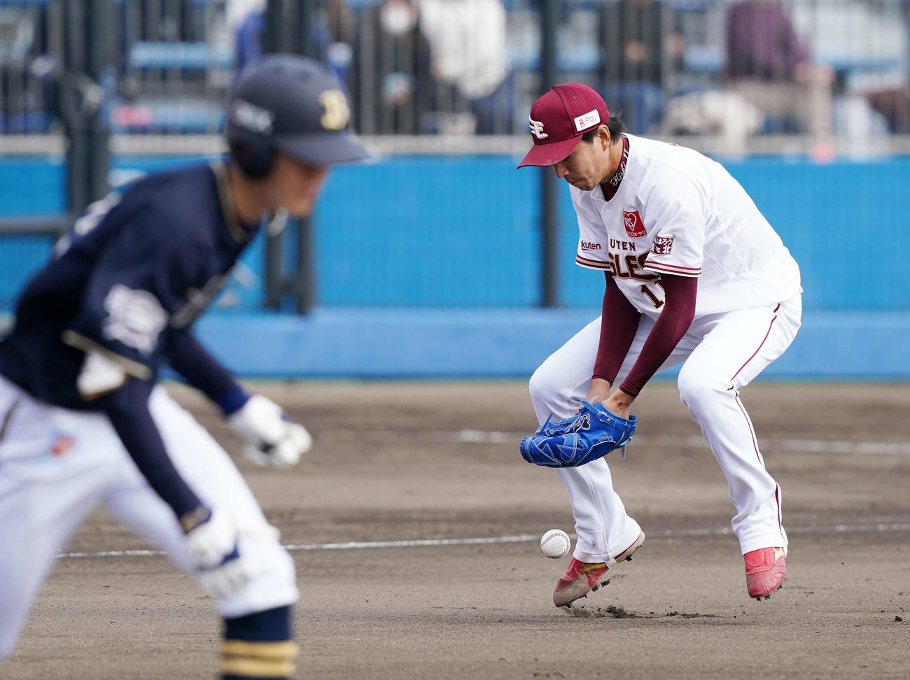 楽天対オリックス　4回表オリックス無死二塁、佐野皓（左）のバントを処理に向かうも失策する岸（撮影・江口和貴）