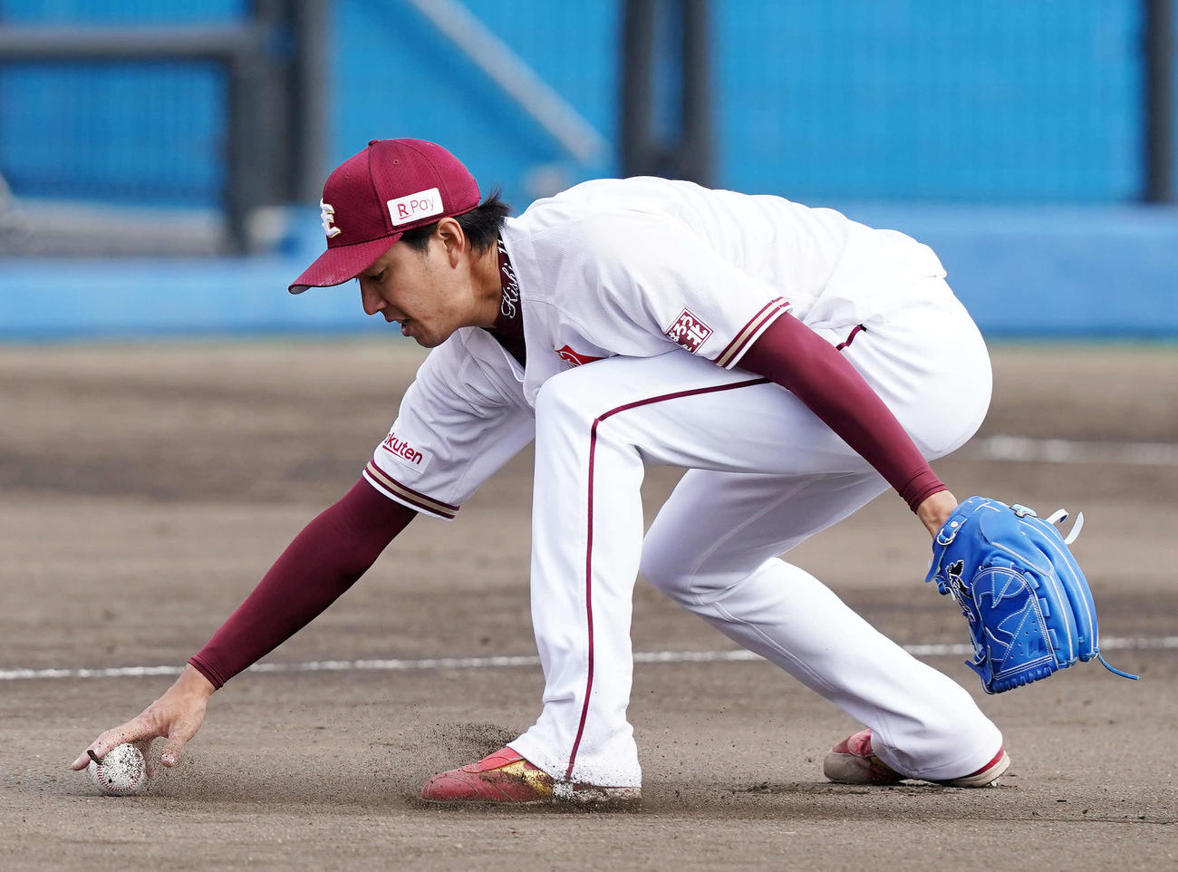 楽天対オリックス　4回表オリックス無死二塁、佐野皓のバントを処理に向かうも失策する岸（撮影・江口和貴）