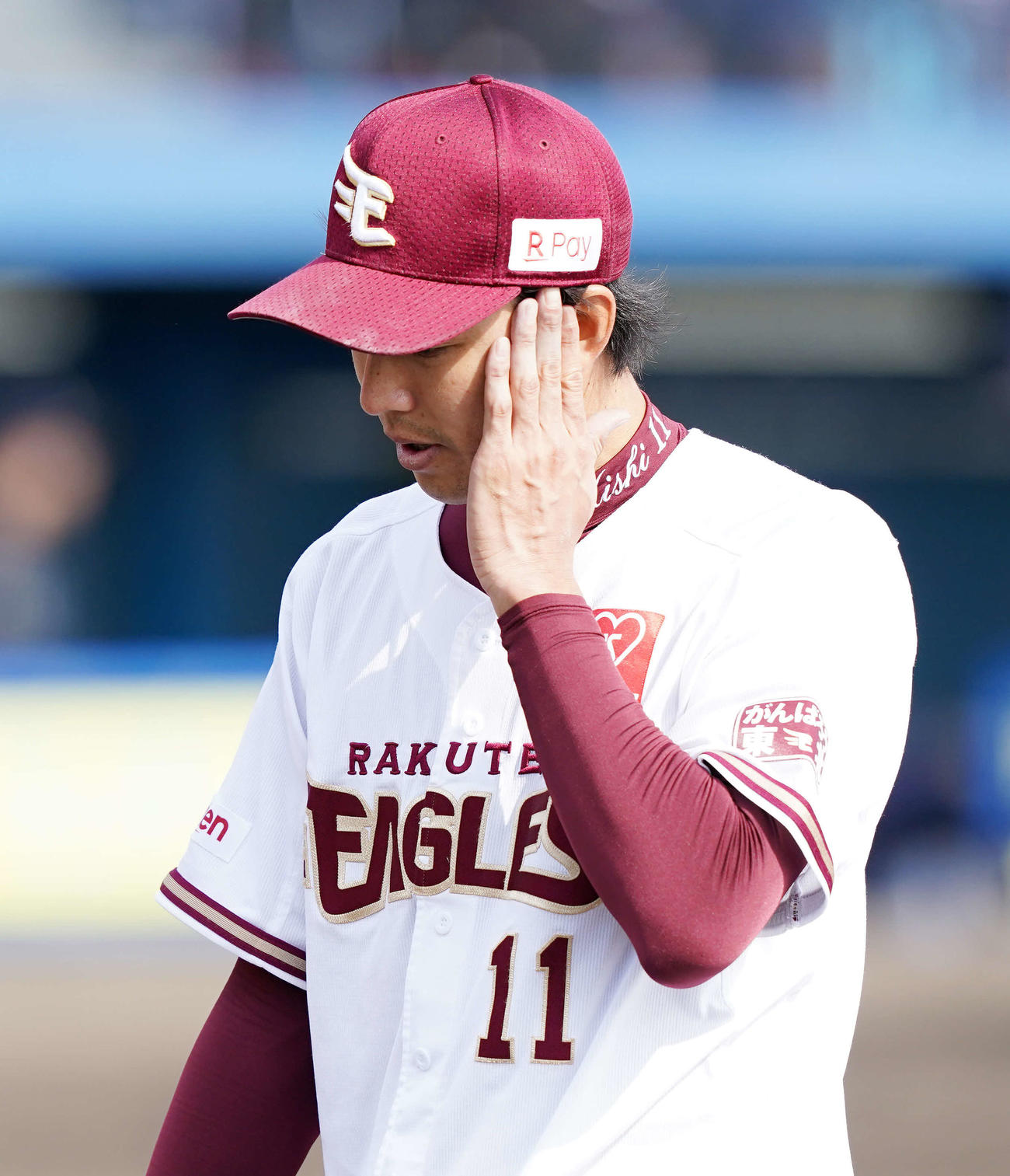 楽天対オリックス　4回表終了後、ベンチに引き揚げる楽天先発の岸（撮影・江口和貴）