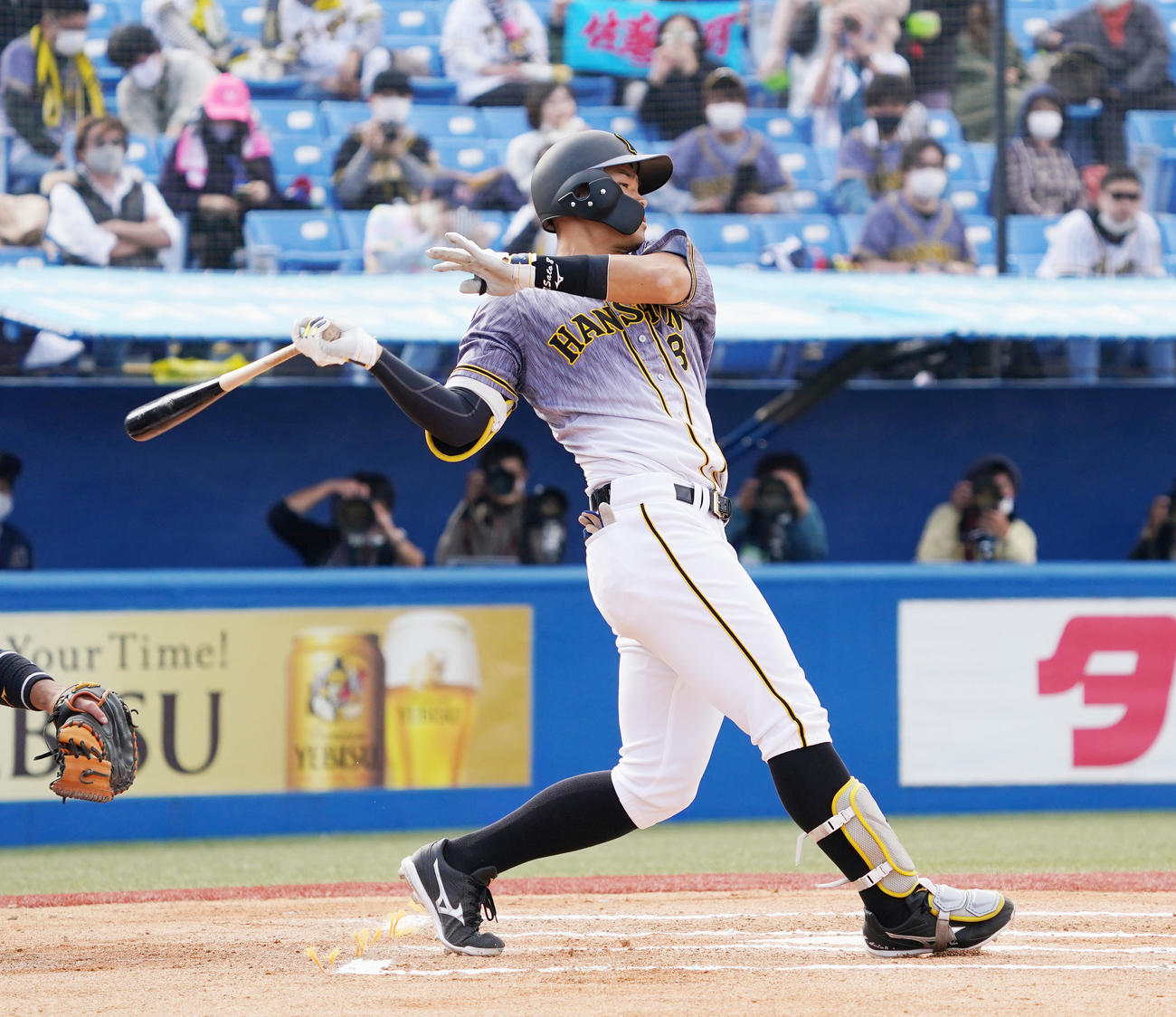 ヤクルト対阪神　6回表阪神1死、右前打を放つ佐藤輝（撮影・菅敏）