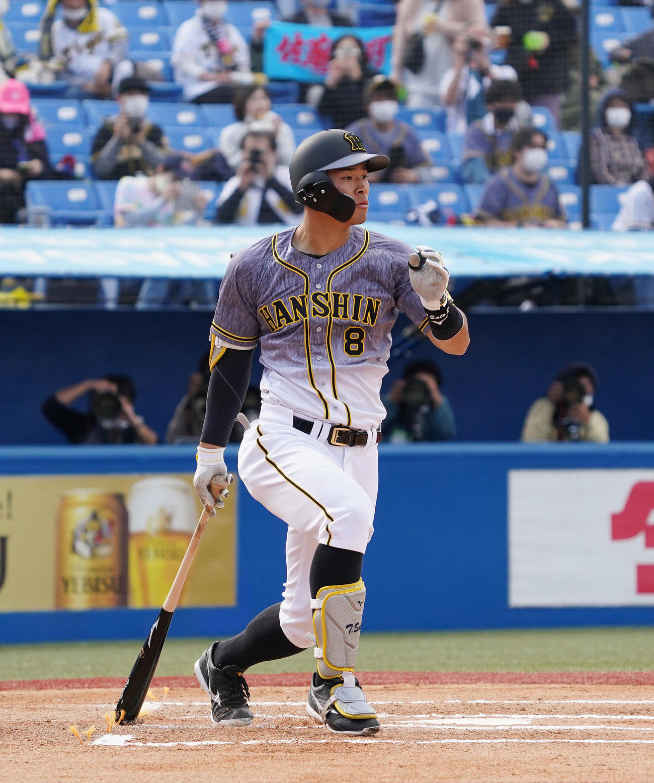 ヤクルト対阪神　6回表阪神1死、右前打を放つ佐藤輝（撮影・菅敏）