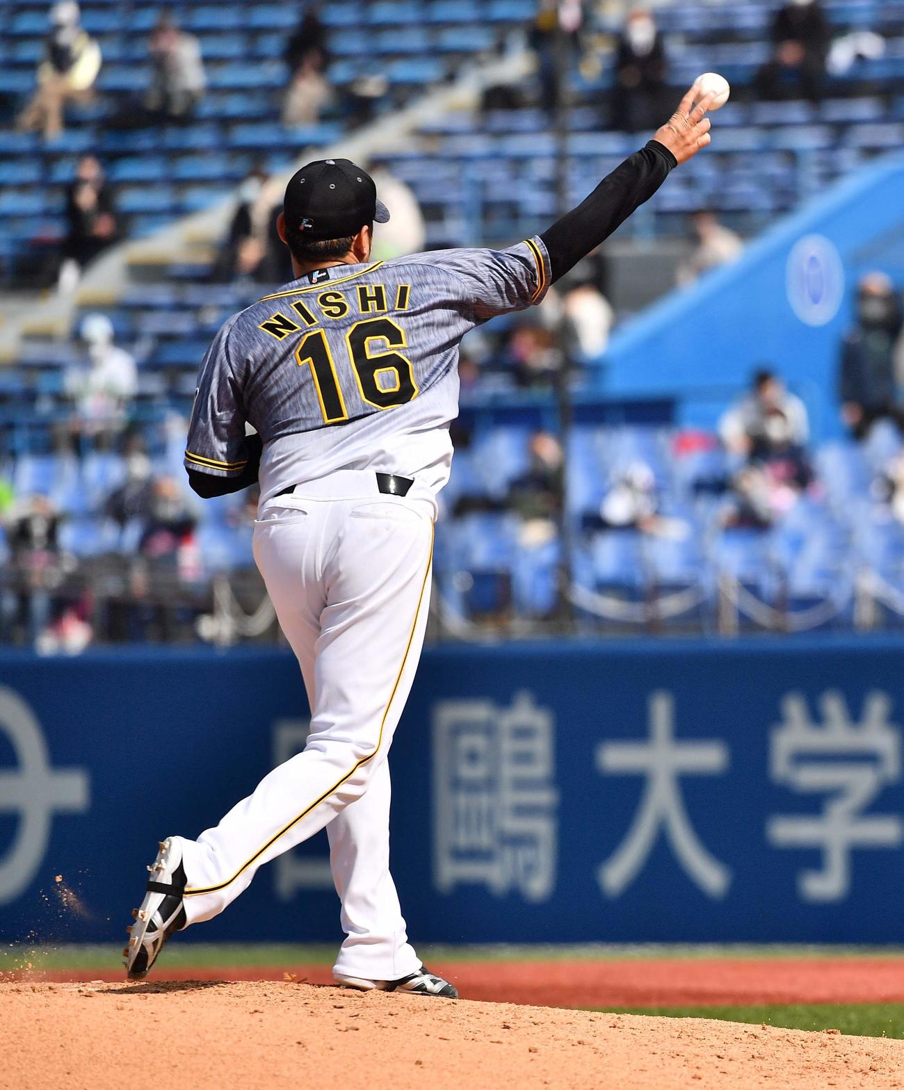 2回裏ヤクルト2死一塁、村上宗隆をけん制で刺す西勇輝（撮影・上田博志）