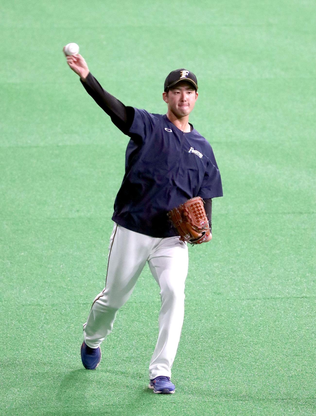 日本ハム対ロッテ　キャッチボールをする日本ハム長谷川（撮影・佐藤翔太）