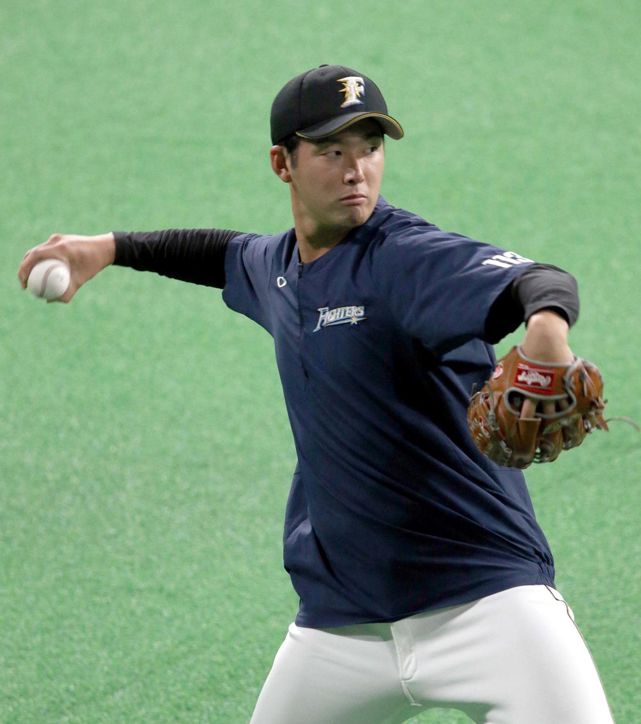 日本ハム対ロッテ　キャッチボールをする日本ハム長谷川（撮影・佐藤翔太）