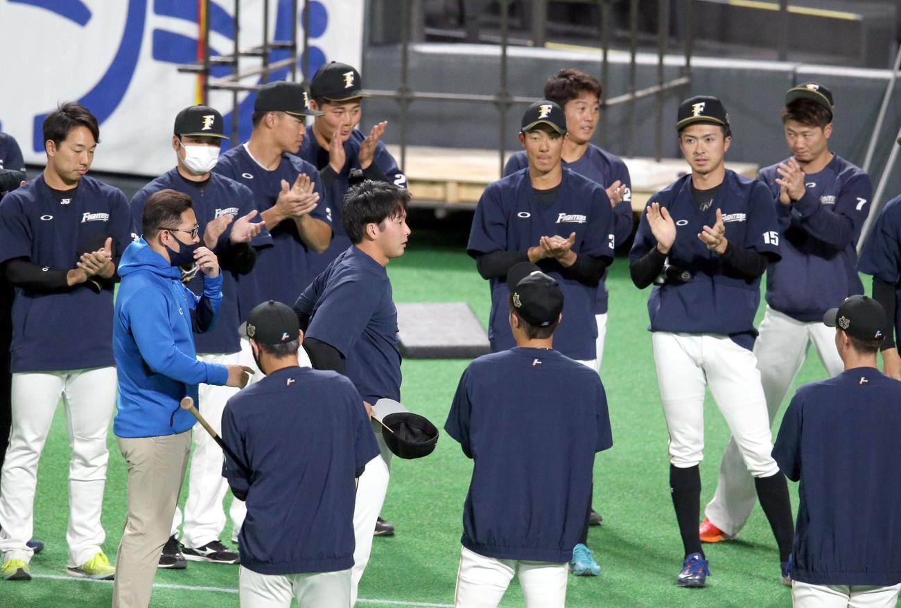日本ハム対ロッテ　支配下入りし、チームメートの前であいさつをする日本ハム長谷川（中央）（撮影・佐藤翔太）