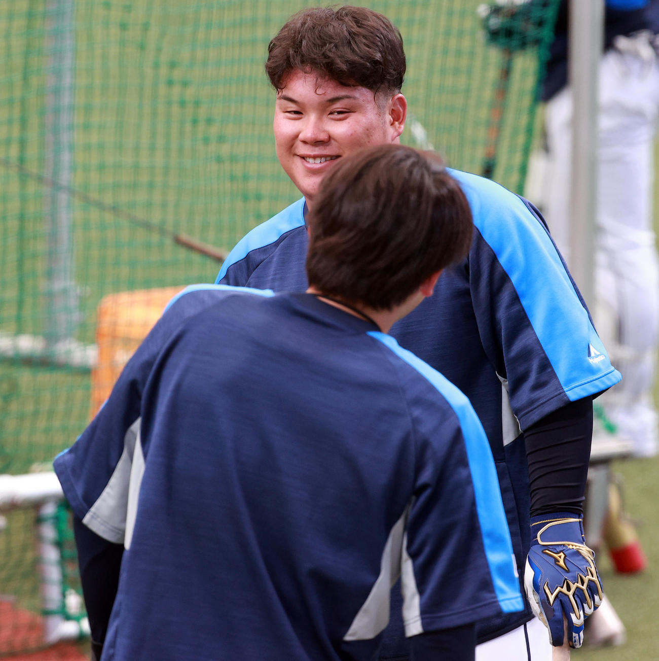 西武対広島　1軍に合流した渡部（奥）は源田と談笑する（撮影・浅見桂子）
