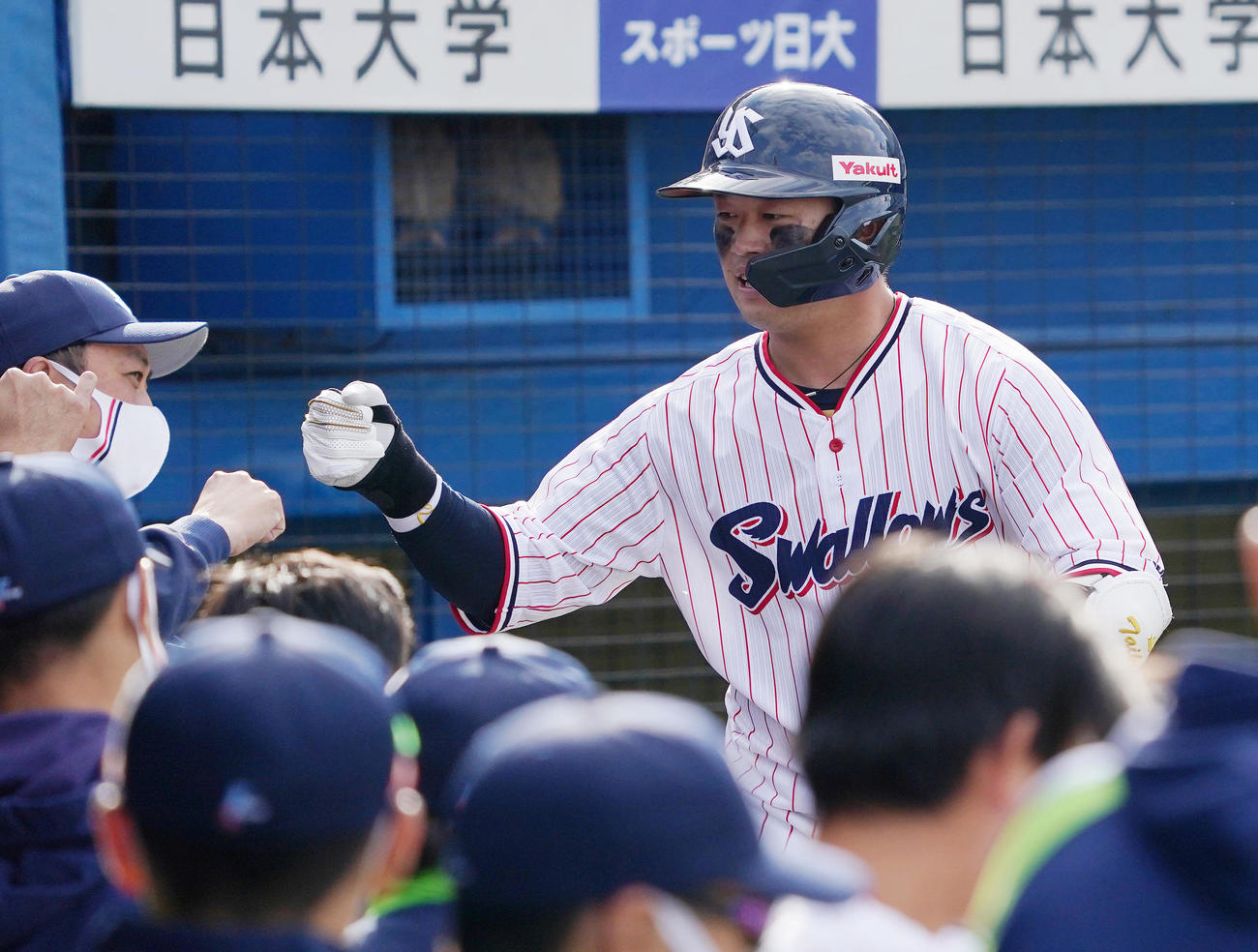 ヤクルト対阪神　6回裏ヤクルト2死一塁、本塁打を放ち、ナインに迎えられる浜田（撮影・菅敏）