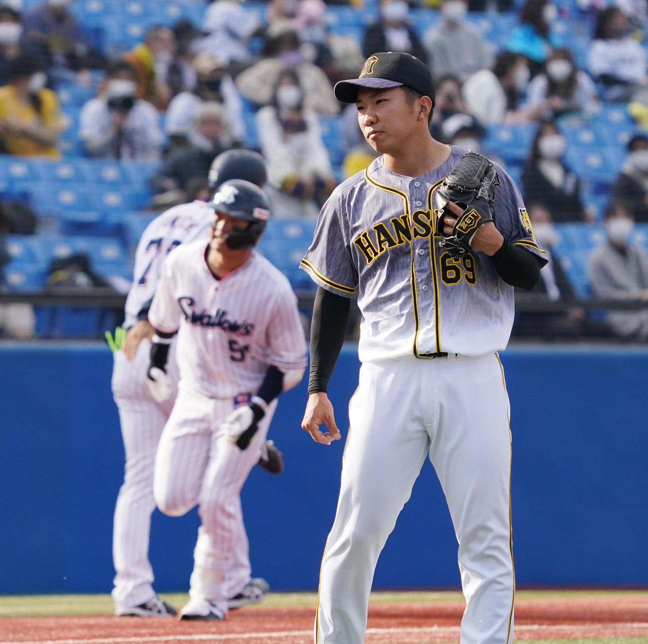 ヤクルト対阪神　6回裏ヤクルト2死一塁、浜田（左から2人目）に本塁打を打たれ、肩を落とす石井大（撮影・菅敏）