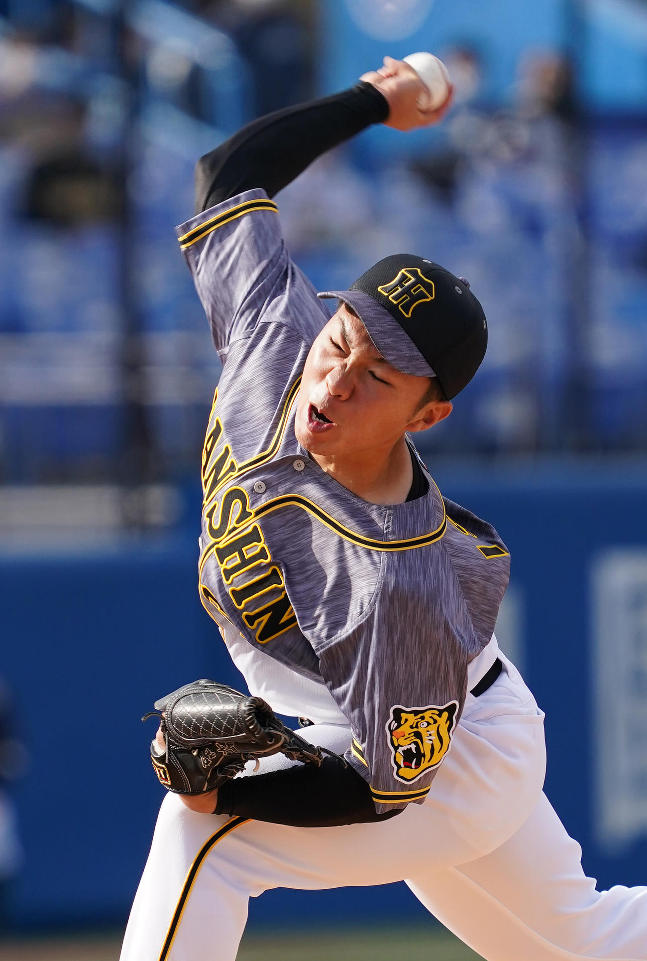 ヤクルト対阪神　6回から登板した阪神石井大（撮影・菅敏）