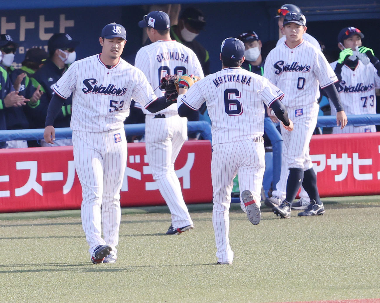ヤクルト対阪神　8回表阪神2死三塁、高山を遊ゴロに仕留め、元山（右）を迎える近藤（撮影・野上伸悟）