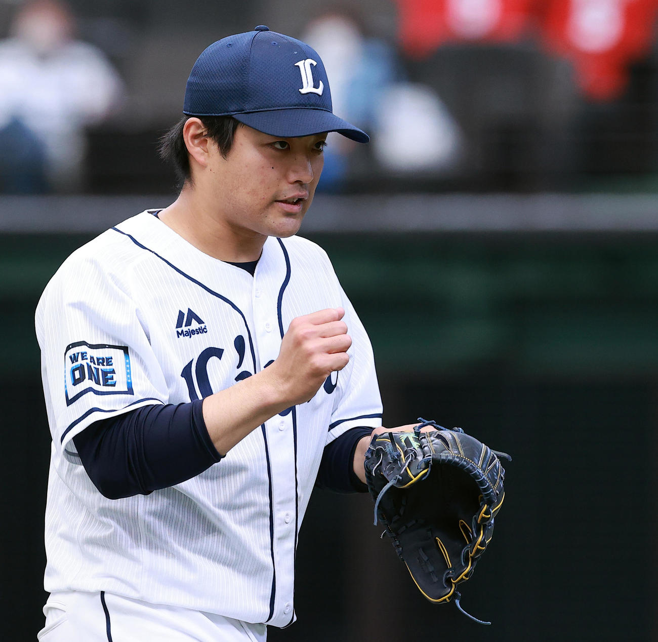 西武対広島　4回表広島の攻撃を抑えた松本は、こぶしを握ってベンチに戻る（撮影・浅見桂子）
