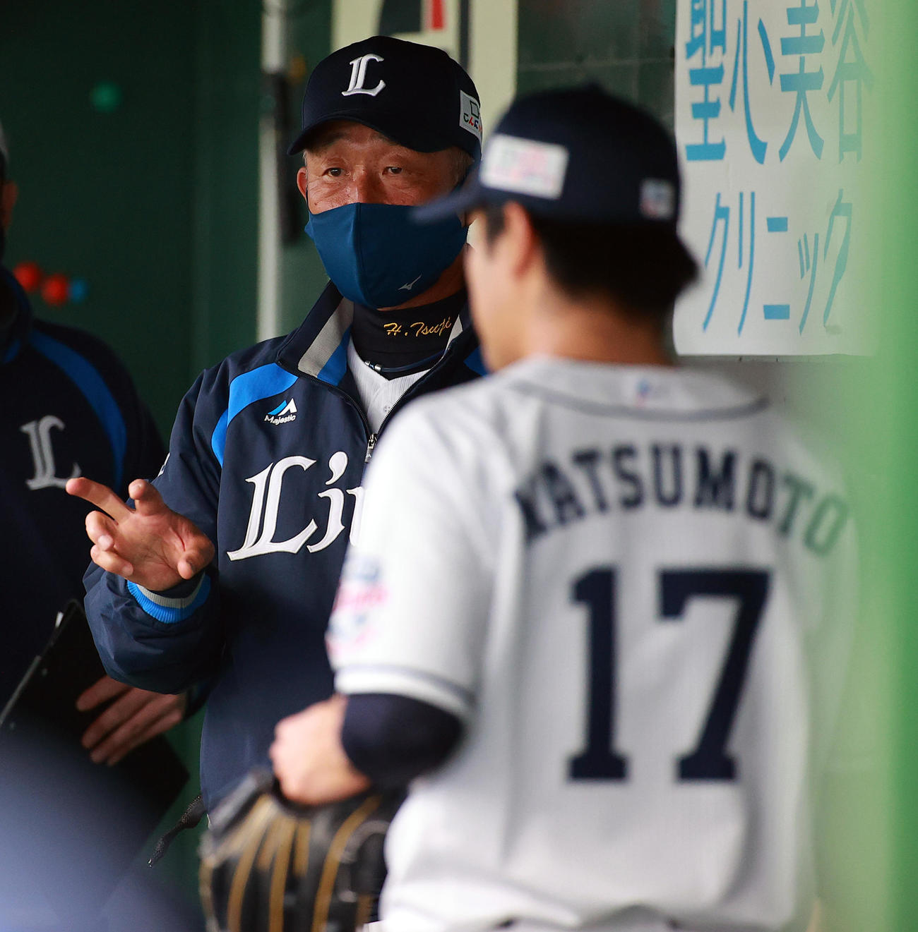 西武対広島　5回表広島の攻撃を抑えた松本（手前）に声をかける辻監督（撮影・浅見桂子）