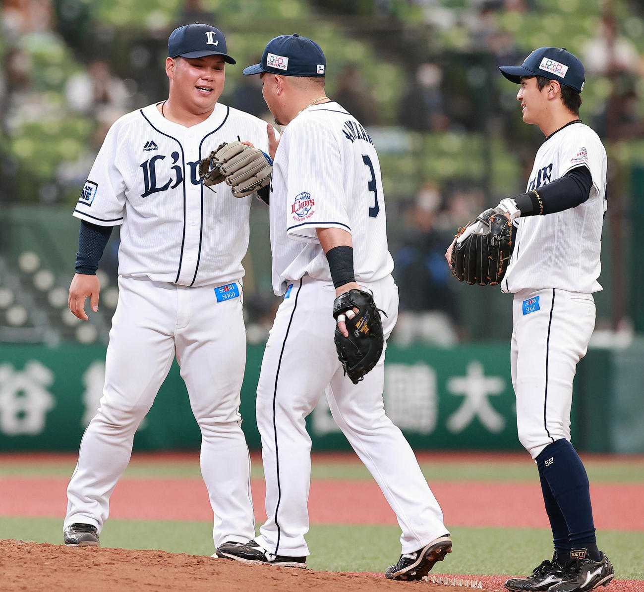 西武対広島　1－0で勝利した西武の渡部（左）はほっとした表情で山川（手前）らとハイタッチ（撮影・浅見桂子）