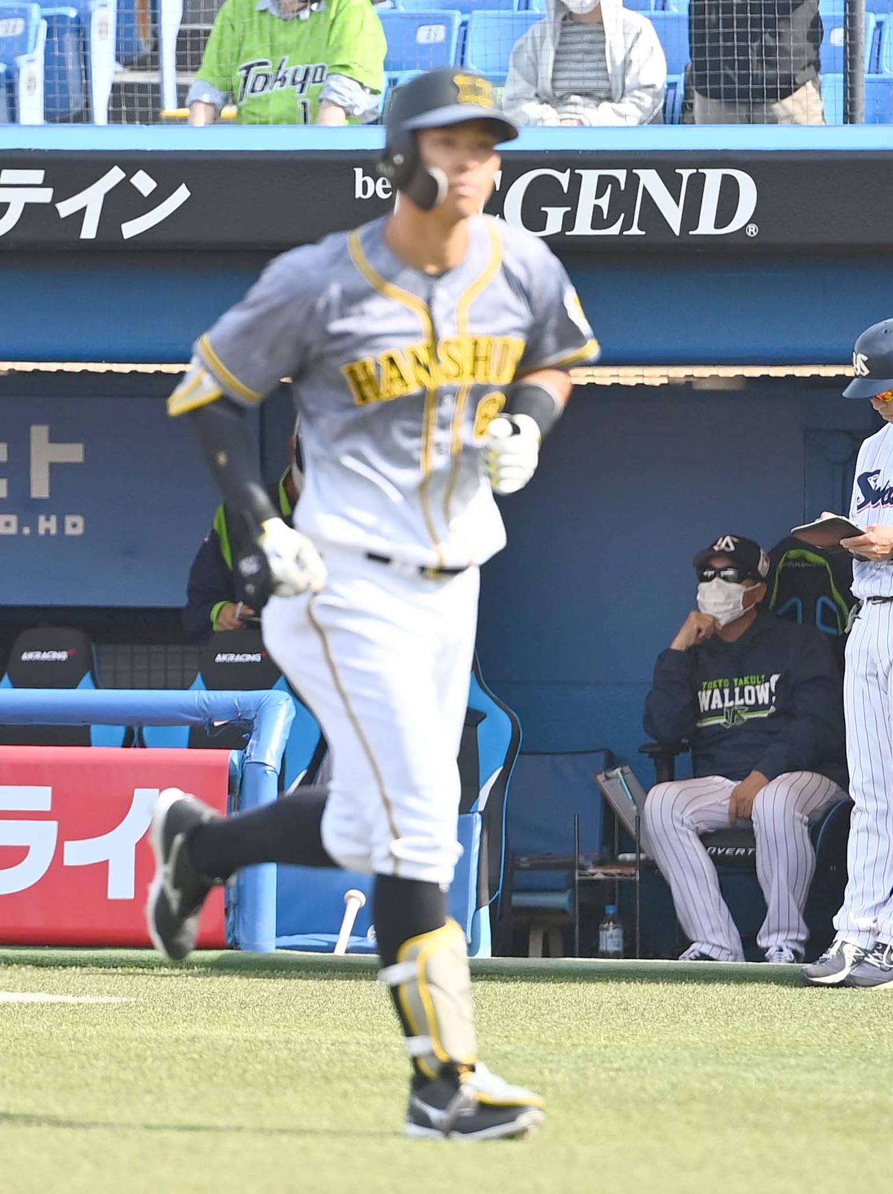 ヤクルト対阪神　4回表阪神2死一塁、右越えに2点本塁打を放った佐藤輝明（左）を見る高津臣吾監督（撮影・上田博志