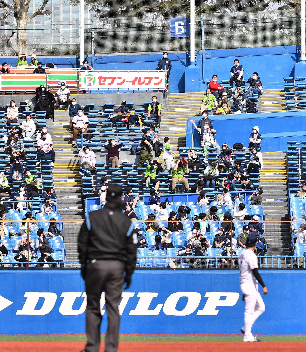 ヤクルト対阪神　4回表阪神2死一塁、右越えに2点本塁打を放った佐藤輝の着弾点（撮影・上田博志）