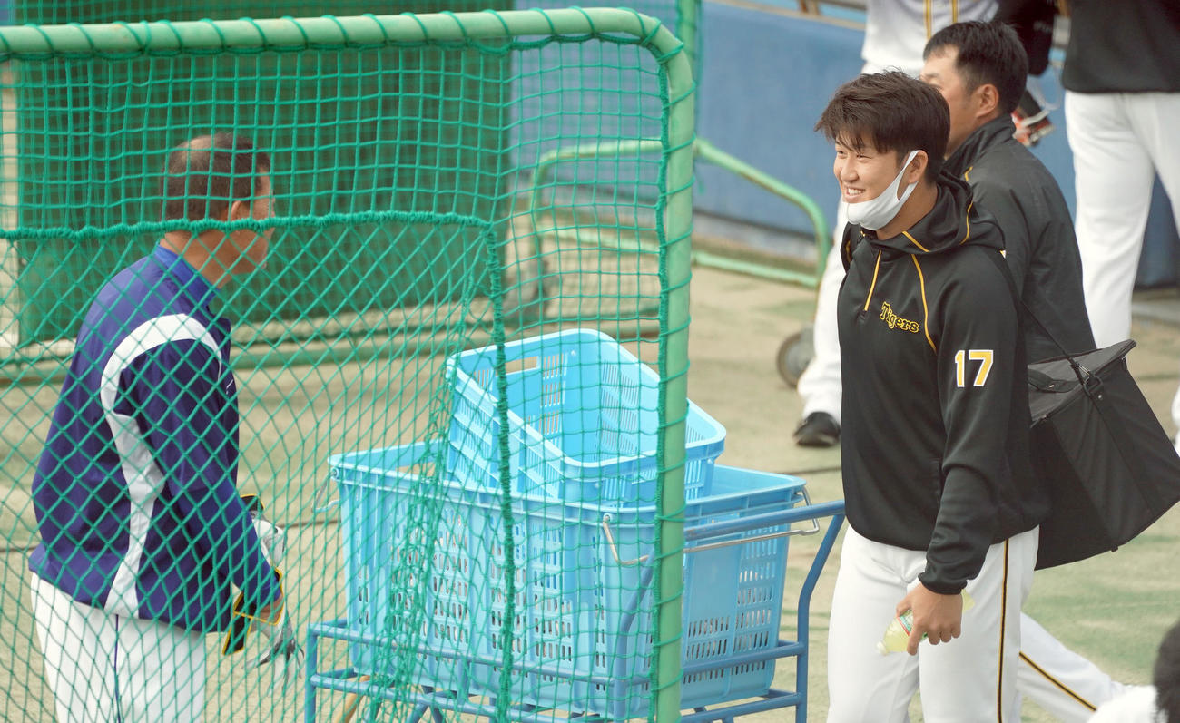 試合前、福留孝介（左）にあいさつをする岩貞祐太（右）（撮影・森本幸一）