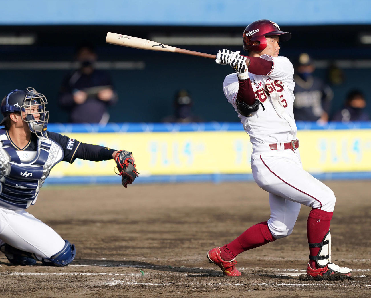 楽天対オリックス　6回裏楽天無死一塁、適時三塁打を放つ茂木（撮影・江口和貴）