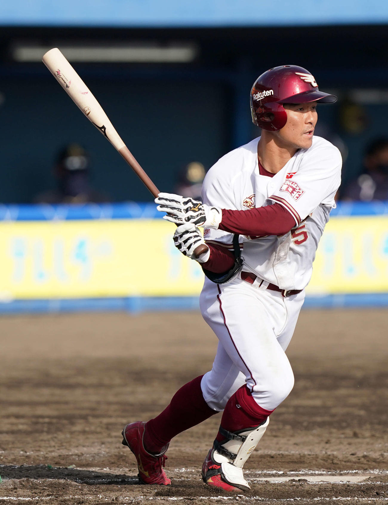 楽天対オリックス　6回裏楽天無死一塁、適時三塁打を放つ茂木（撮影・江口和貴）