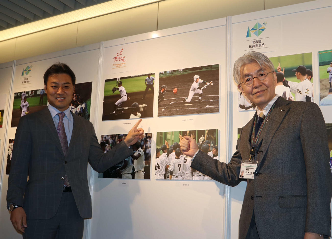 「クライマクス・ギャラリー」のオープニングセレモニーに出席し、小玉北海道教育委員会教育長（右）とともに記念撮影に応じる日本ハム田中SA（撮影・山崎純一）