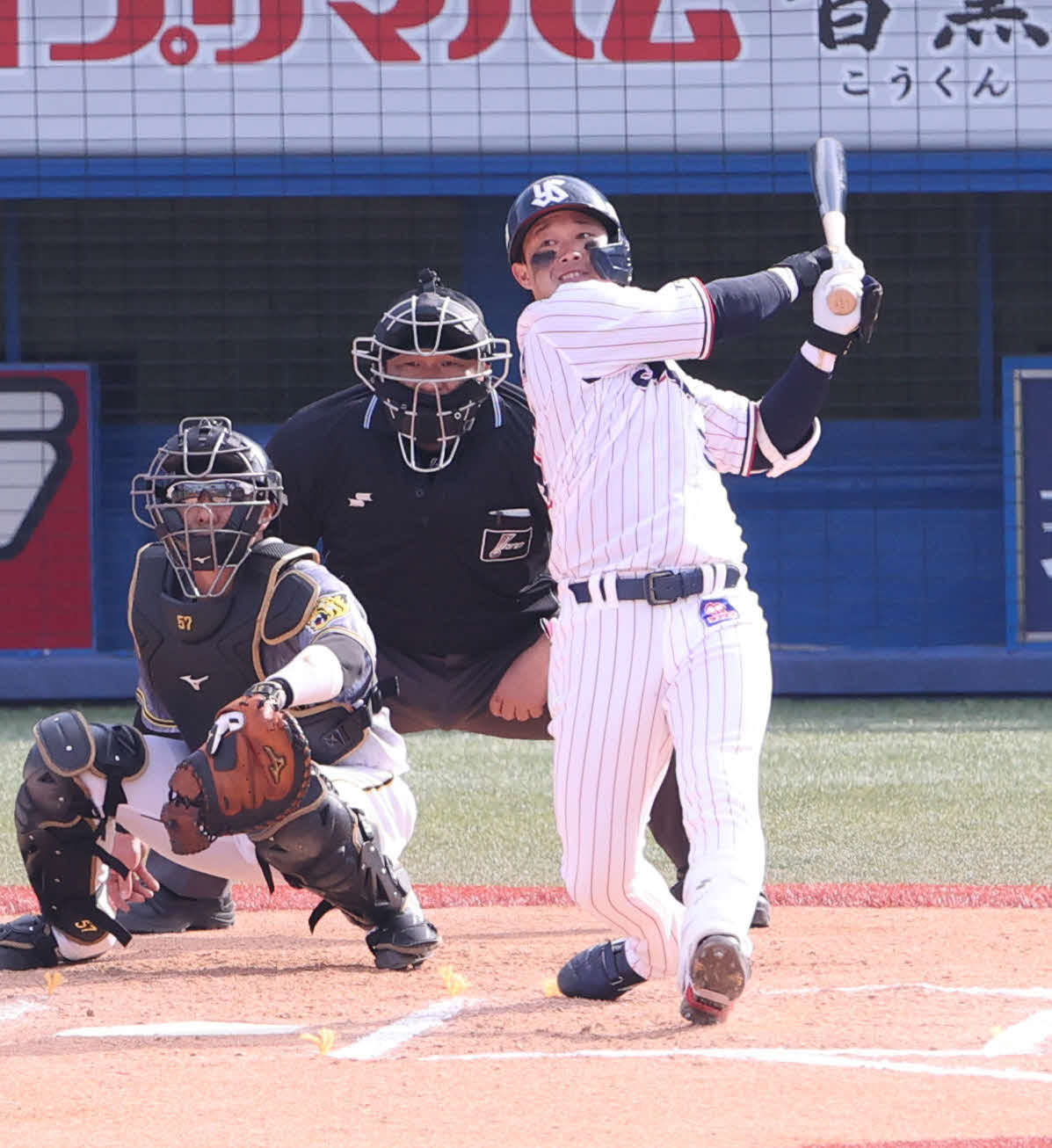 ヤクルト対阪神　6回裏ヤクルト2死一塁、高梨から右越え2点本塁打を放つ浜田（撮影・野上伸悟）