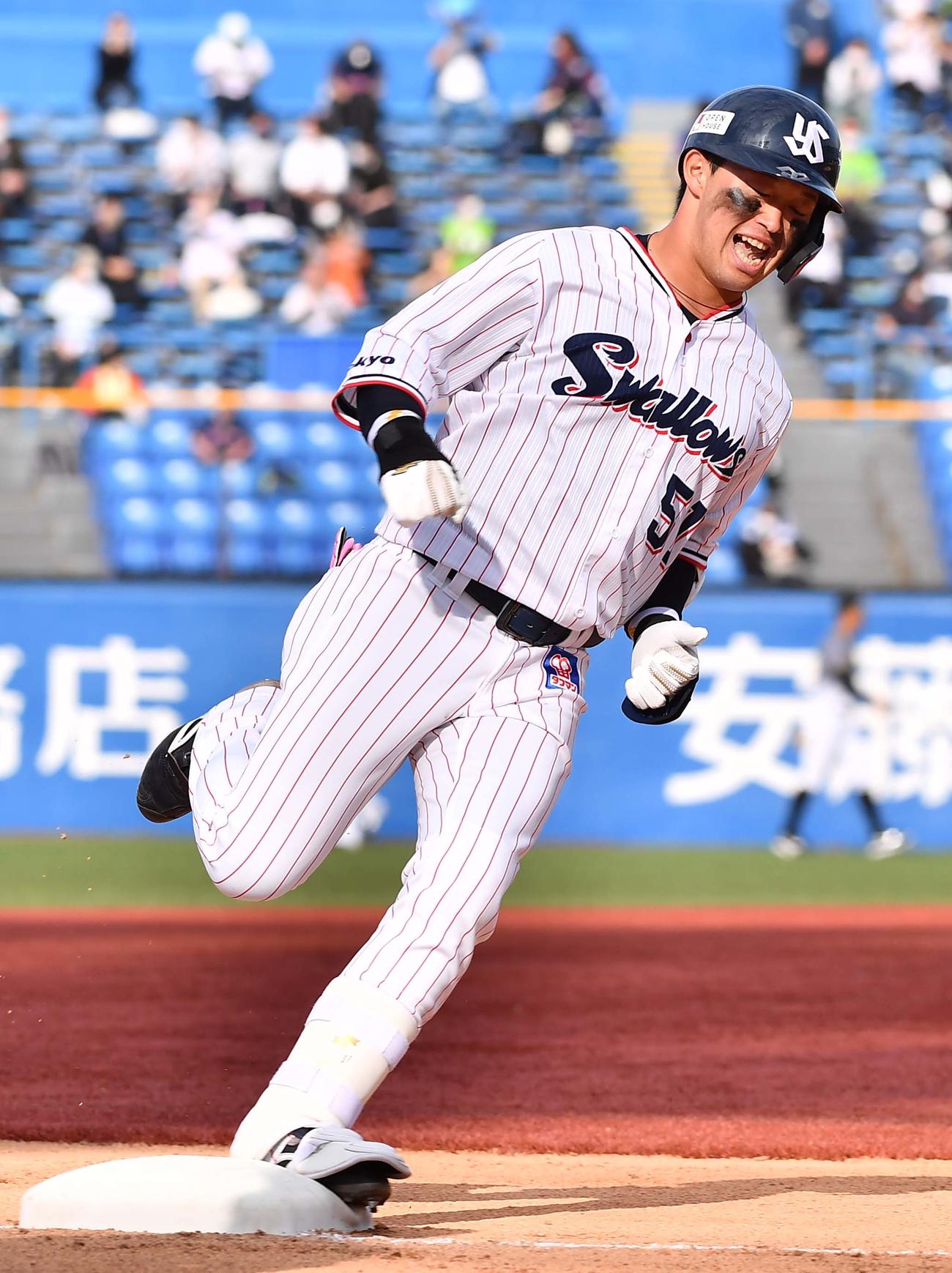 6回裏ヤクルト2死一塁、中越えに2点本塁打を放つ浜田（撮影・上田博志）