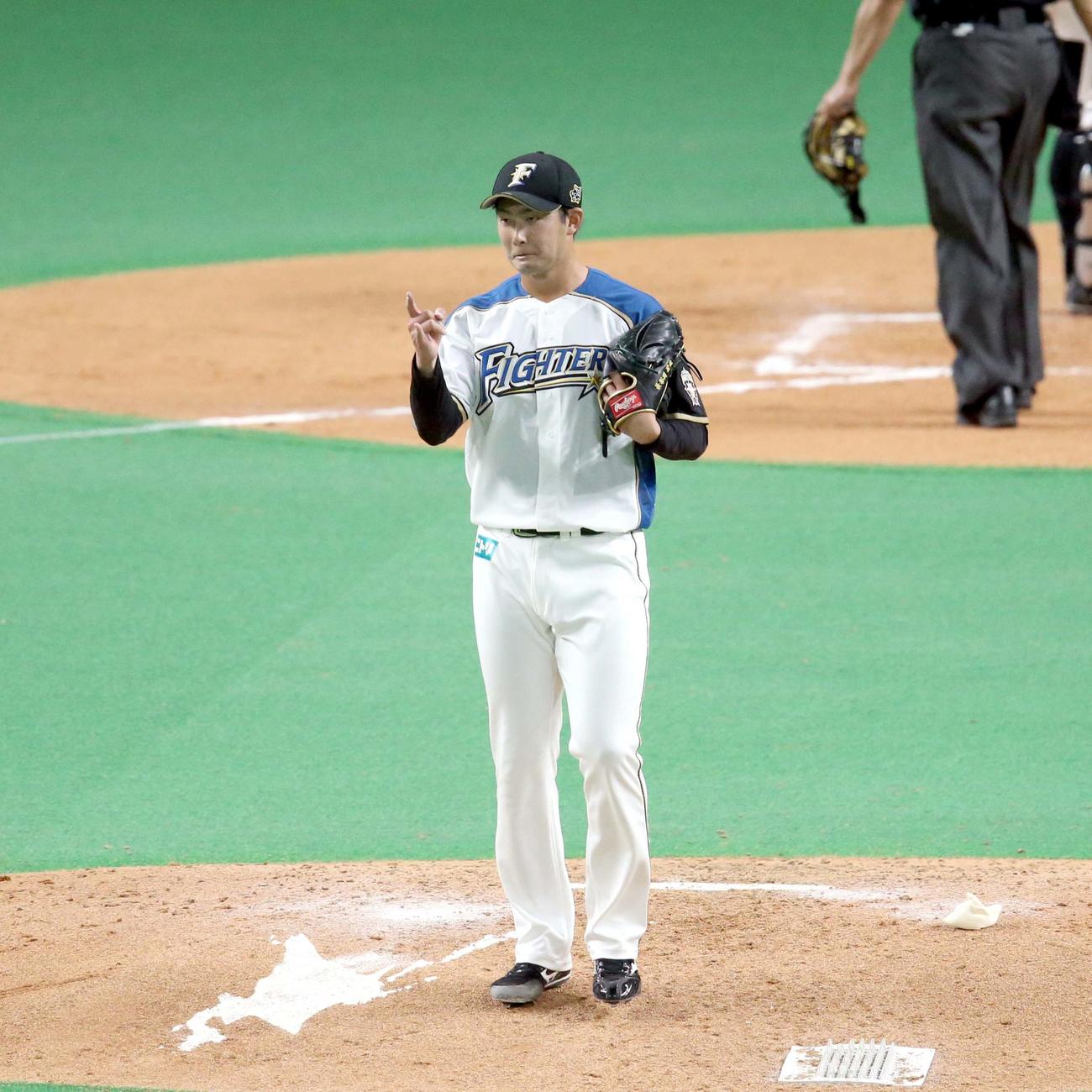 日本ハム対ロッテ　7回表ロッテ無死一塁、安田のバットを折り二併殺打に仕留めナインを指差す日本ハム長谷川（撮影・佐藤翔太）