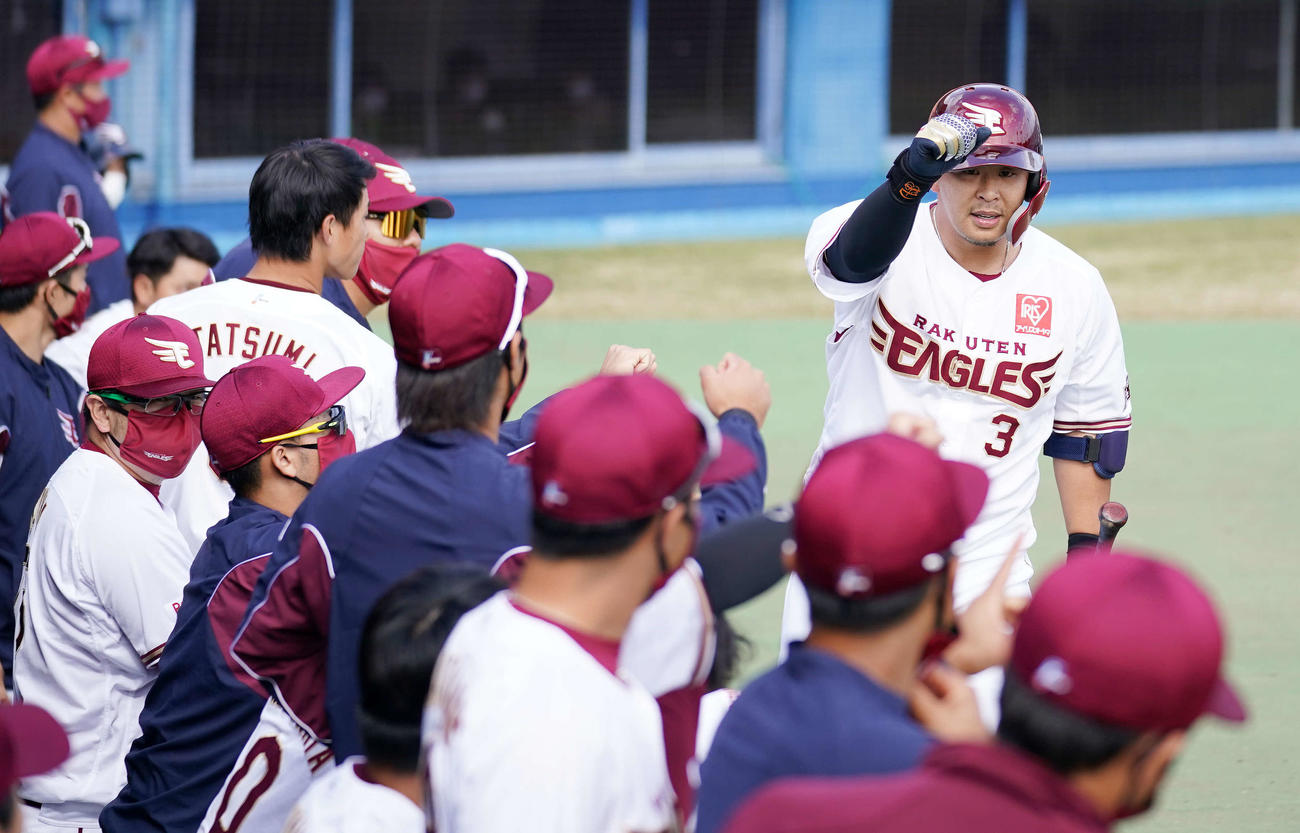 楽天対オリックス　4回裏楽天1死、ソロ本塁打を放ちナインとエアタッチをかわす浅村（右）（撮影・江口和貴）