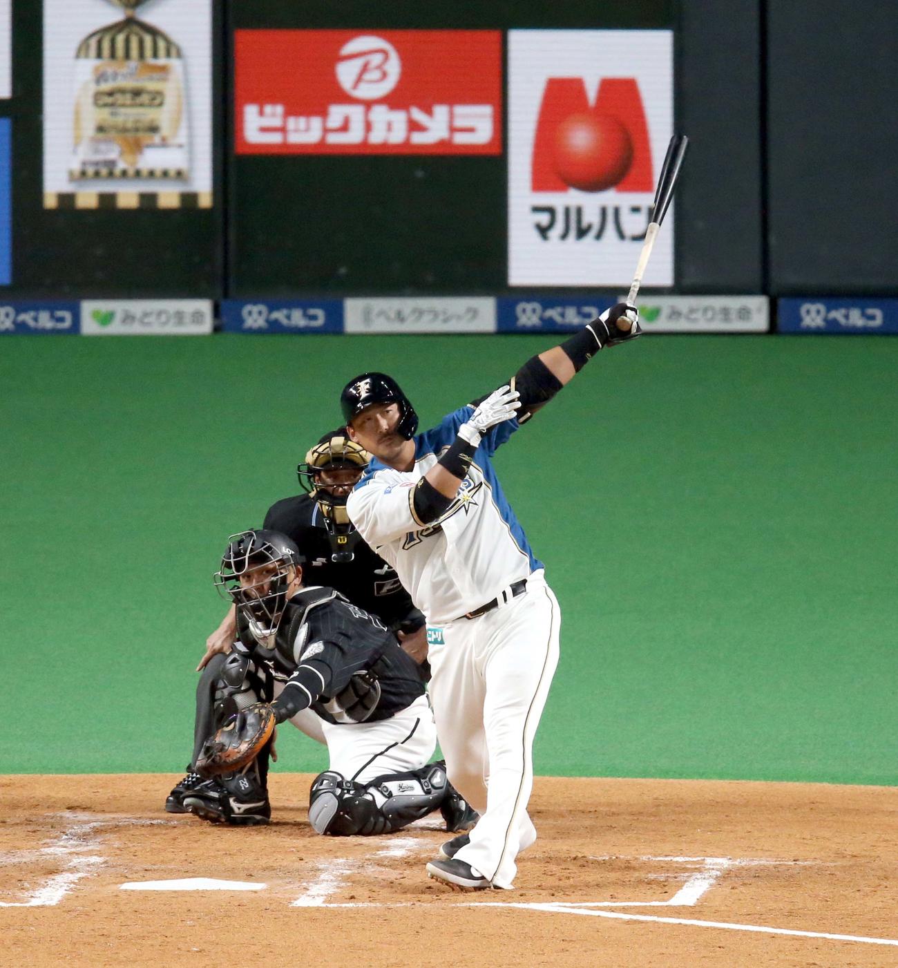 日本ハム対ロッテ　1回裏日本ハム2死一塁、中田は先制となる左越え2点本塁打を放つ（撮影・佐藤翔太）