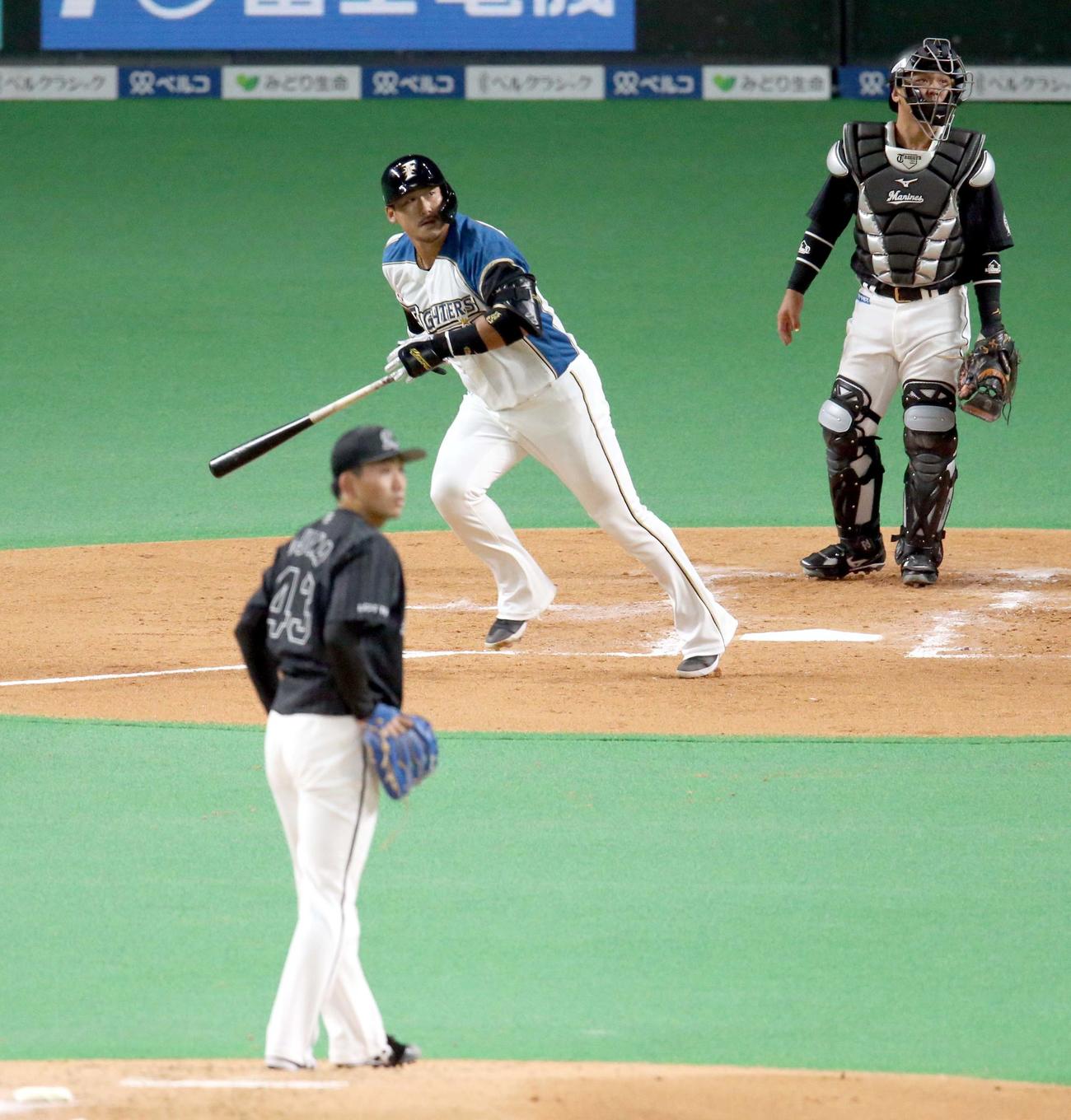 日本ハム対ロッテ　1回裏日本ハム2死一塁、中田は先制となる左越え2点本塁打を放つ。投手はロッテ小島（撮影・佐藤翔太）