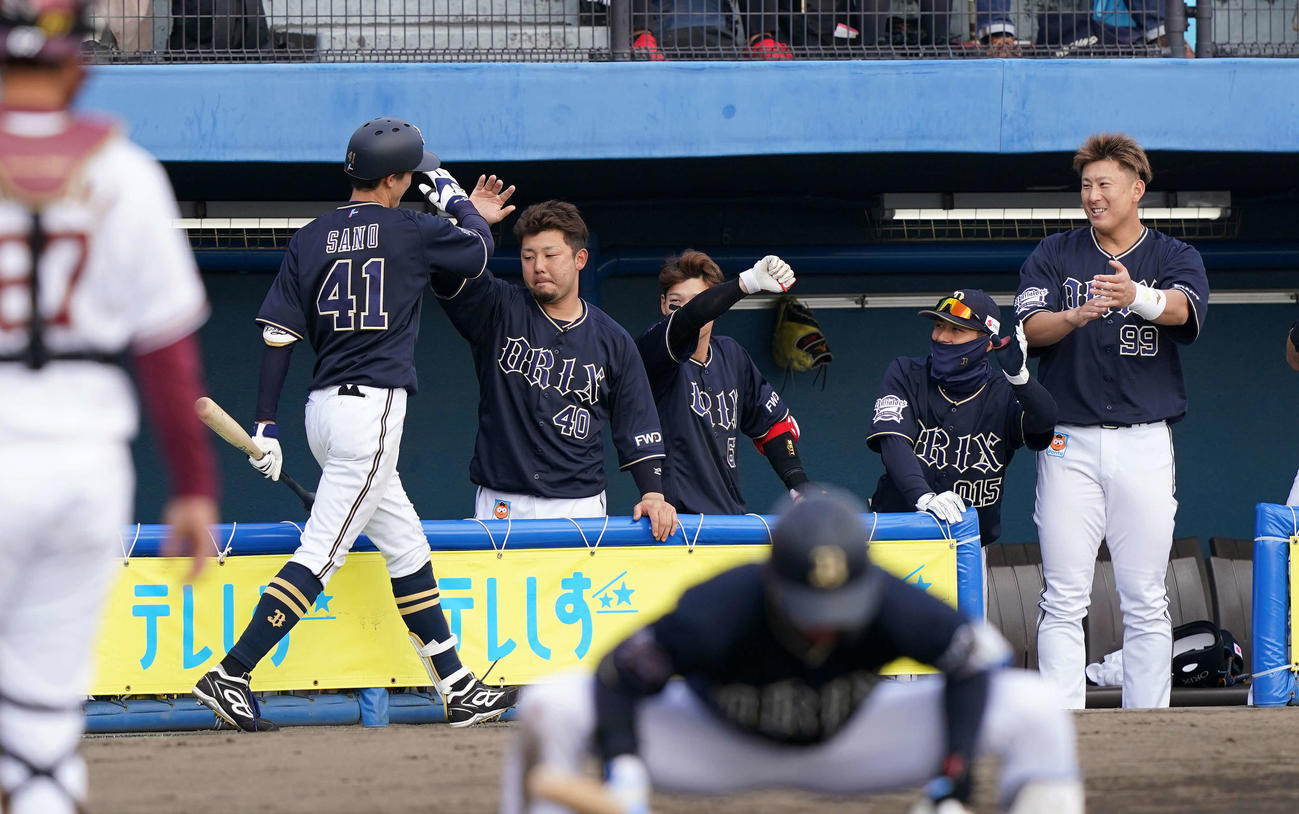 楽天対オリックス　6回表オリックス無死、ソロ本塁打を放ちナインとタッチをかわす佐野皓（左端）（撮影・江口和貴）