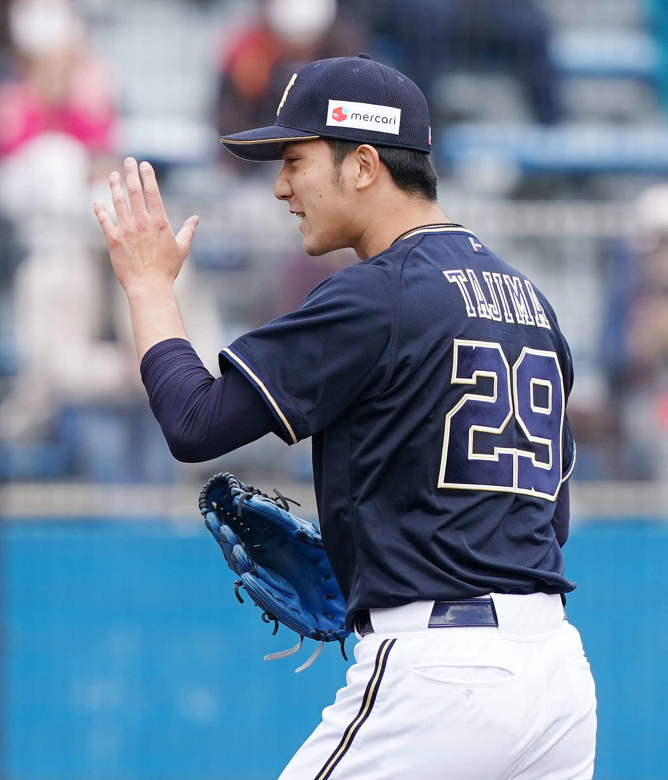 楽天対オリックス　5回裏終了後、謝りながらベンチに引き揚げるオリックス先発の田嶋（撮影・江口和貴）
