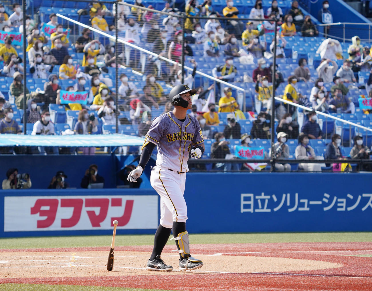 ヤクルト対阪神　4回表阪神2死一塁、右越えに5号2点本塁打を放つ佐藤輝（撮影・菅敏）